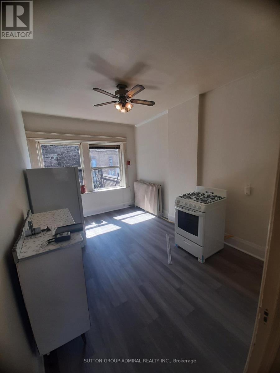 












3 - 1266 YONGE STREET

,
Toronto (Yonge-St. Clair),




Ontario
M4T1W5

