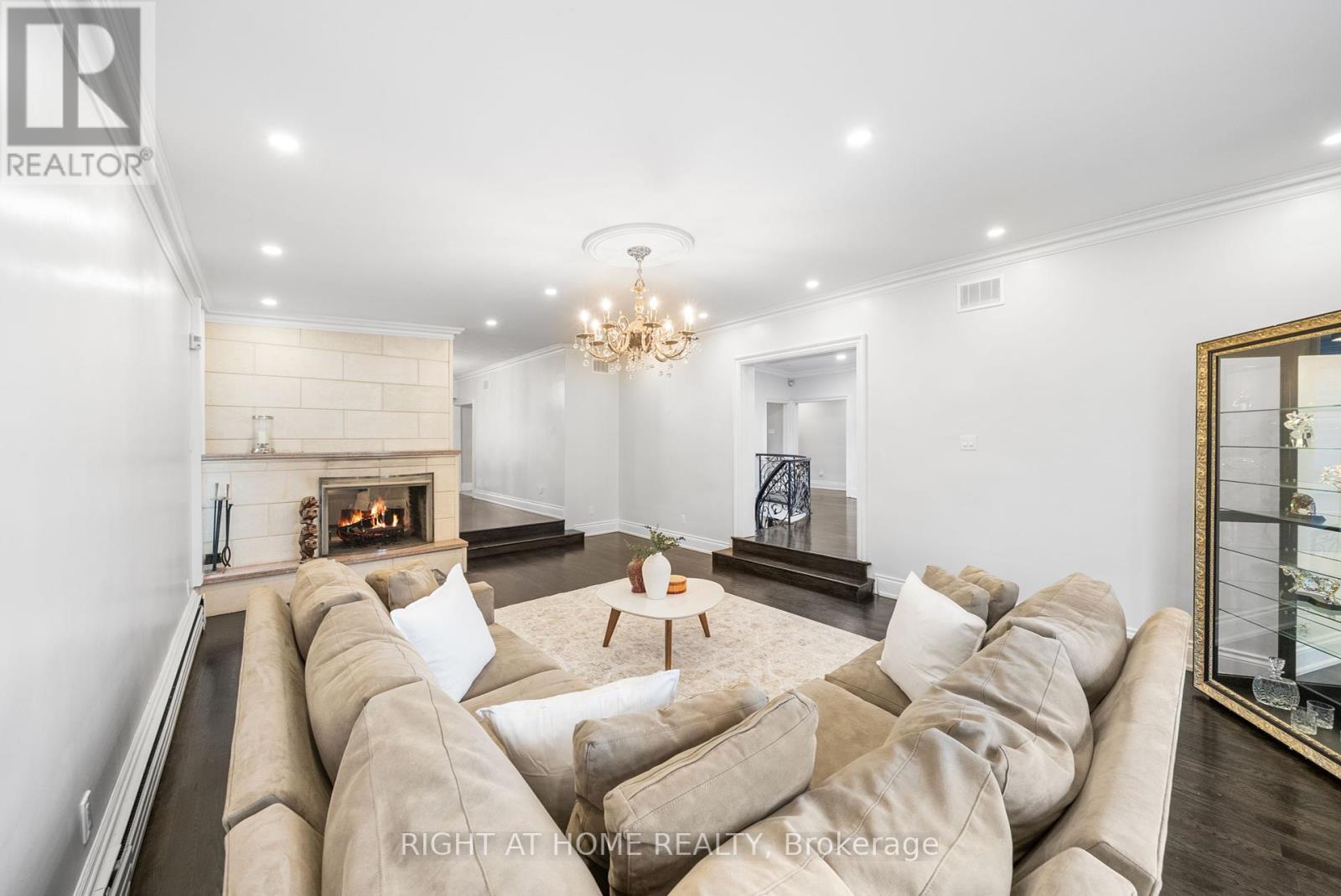 












40 HEATHVIEW AVENUE

,
Toronto (Bayview Village),




Ontario
M2K2C1

