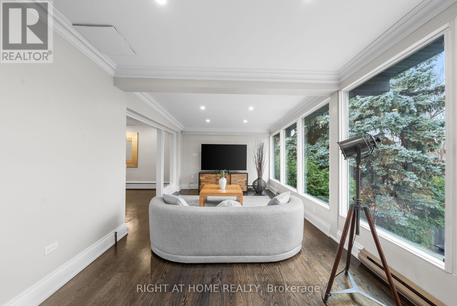 












40 HEATHVIEW AVENUE

,
Toronto (Bayview Village),




Ontario
M2K2C1

