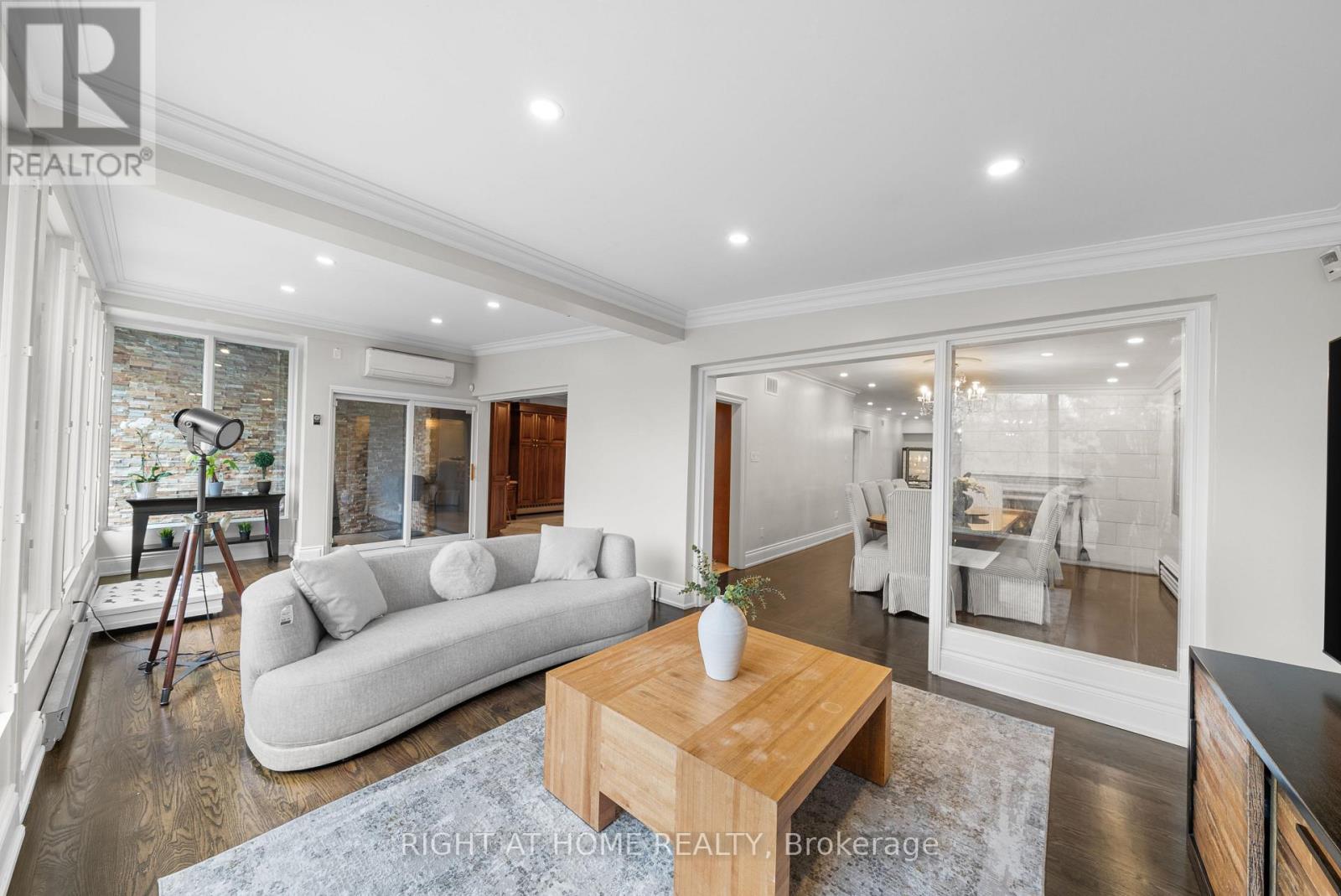 












40 HEATHVIEW AVENUE

,
Toronto (Bayview Village),




Ontario
M2K2C1

