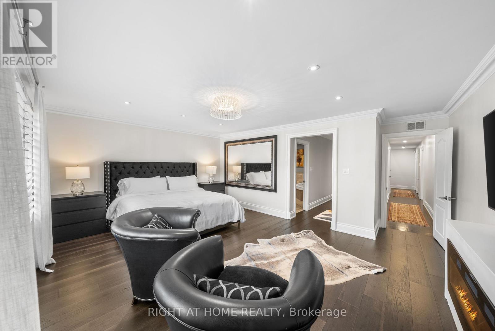












40 HEATHVIEW AVENUE

,
Toronto (Bayview Village),




Ontario
M2K2C1


