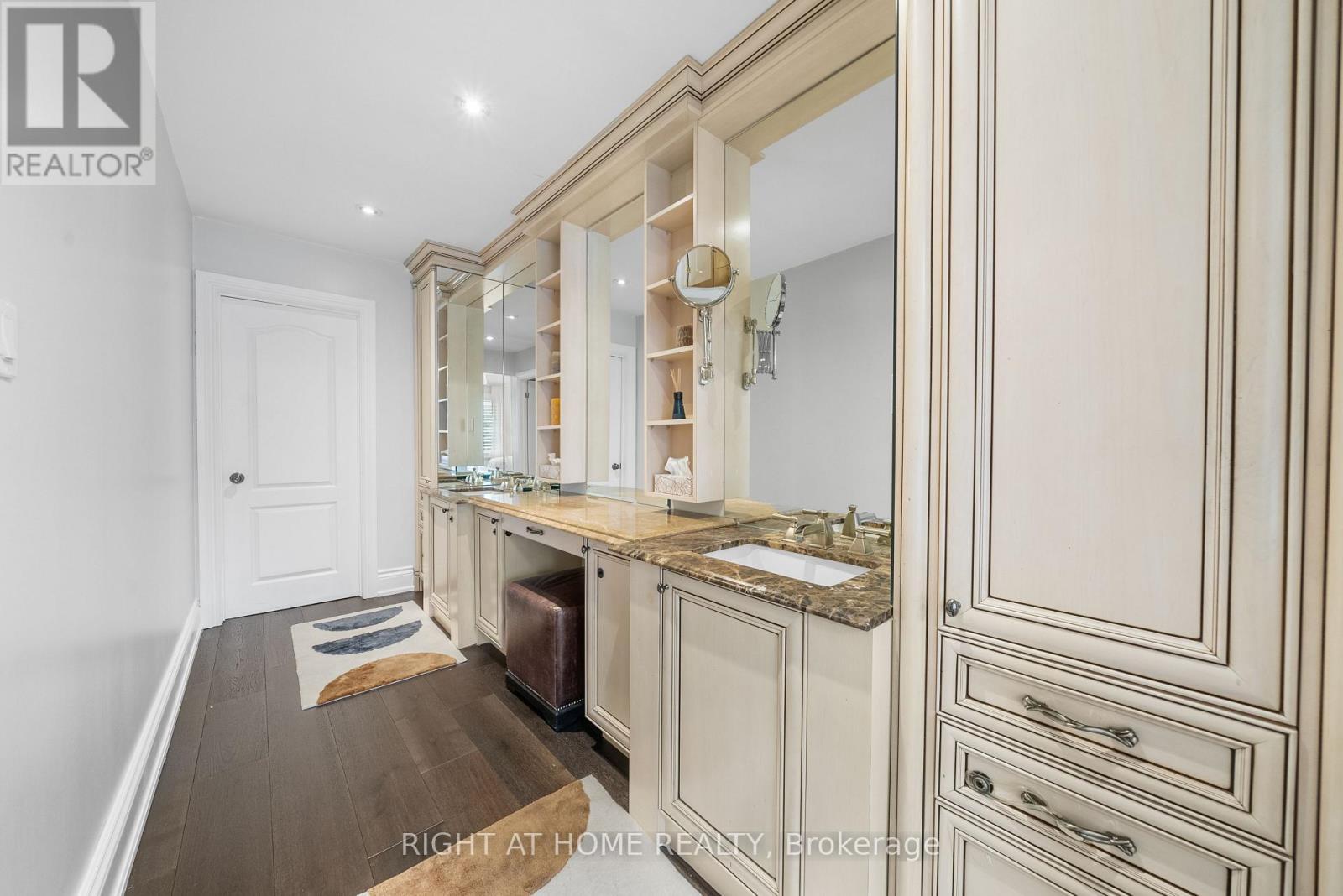 












40 HEATHVIEW AVENUE

,
Toronto (Bayview Village),




Ontario
M2K2C1

