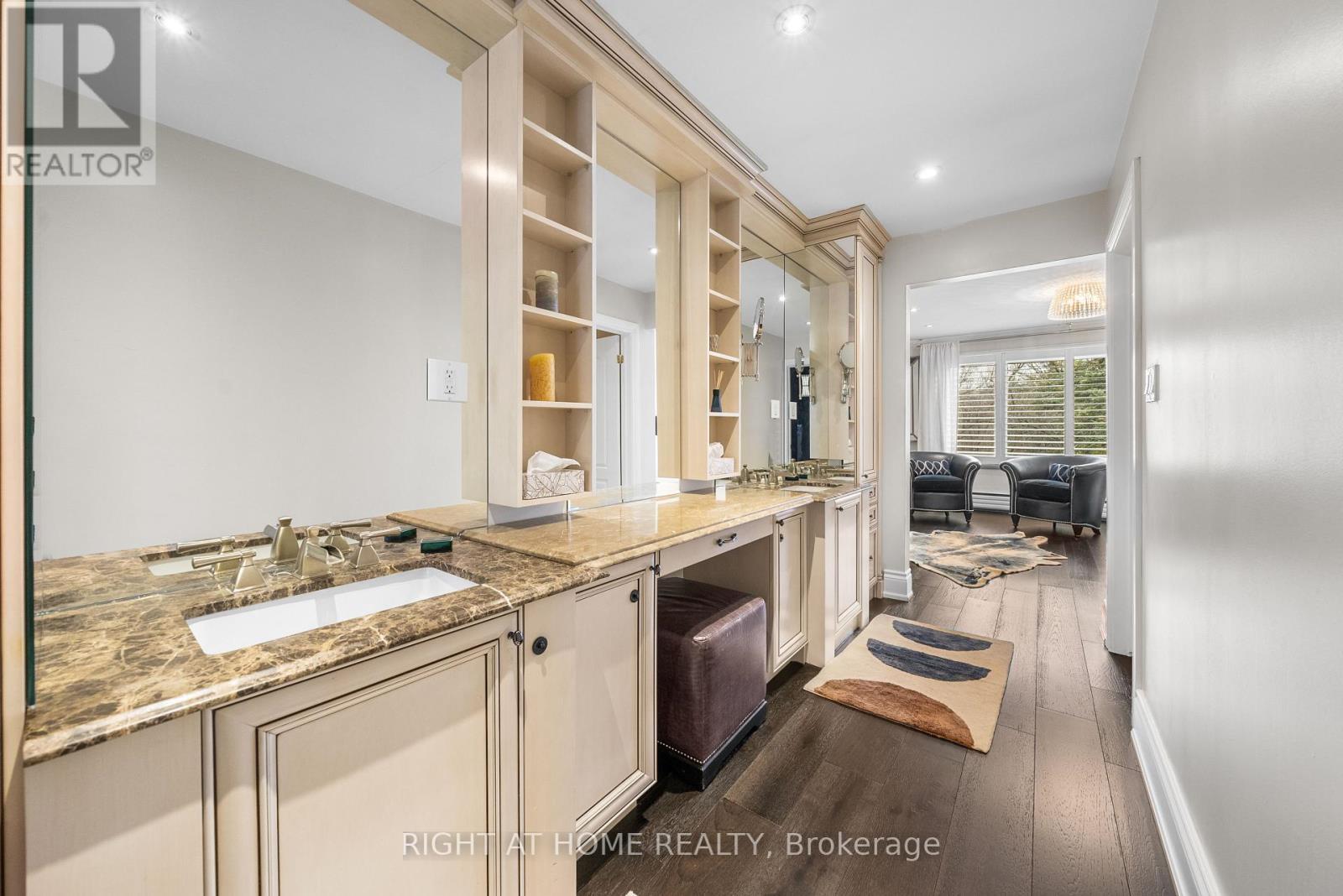 












40 HEATHVIEW AVENUE

,
Toronto (Bayview Village),




Ontario
M2K2C1

