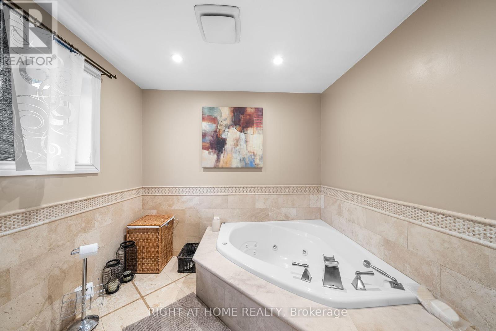 












40 HEATHVIEW AVENUE

,
Toronto (Bayview Village),




Ontario
M2K2C1

