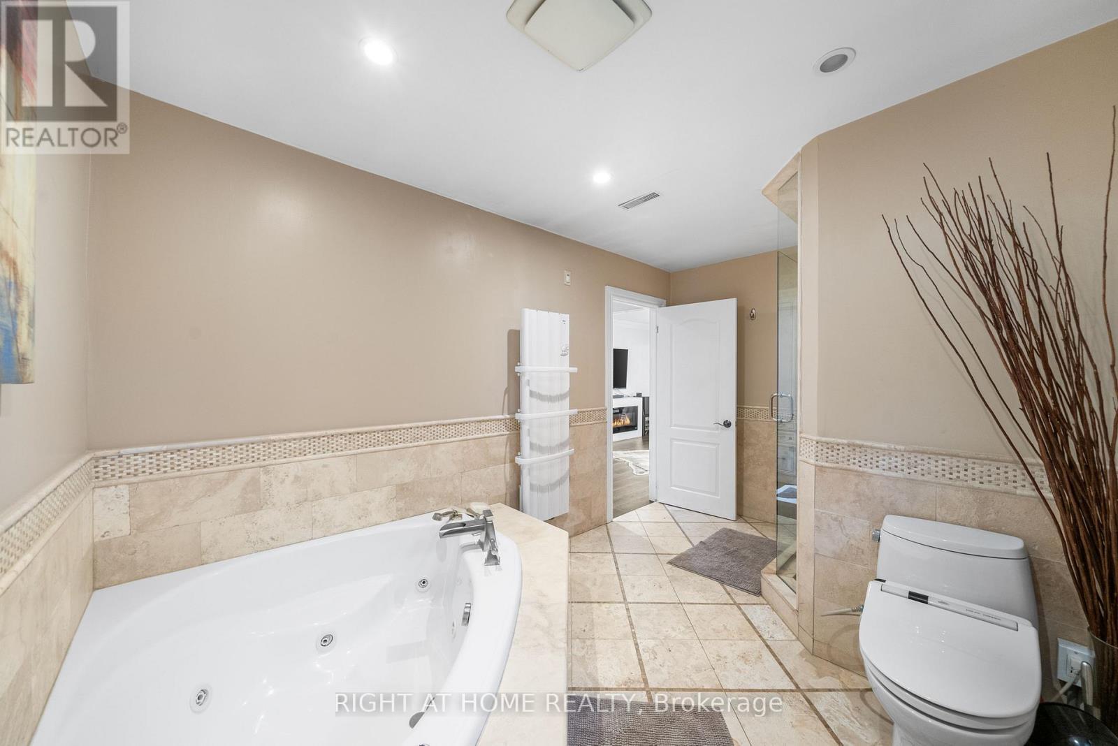 












40 HEATHVIEW AVENUE

,
Toronto (Bayview Village),




Ontario
M2K2C1

