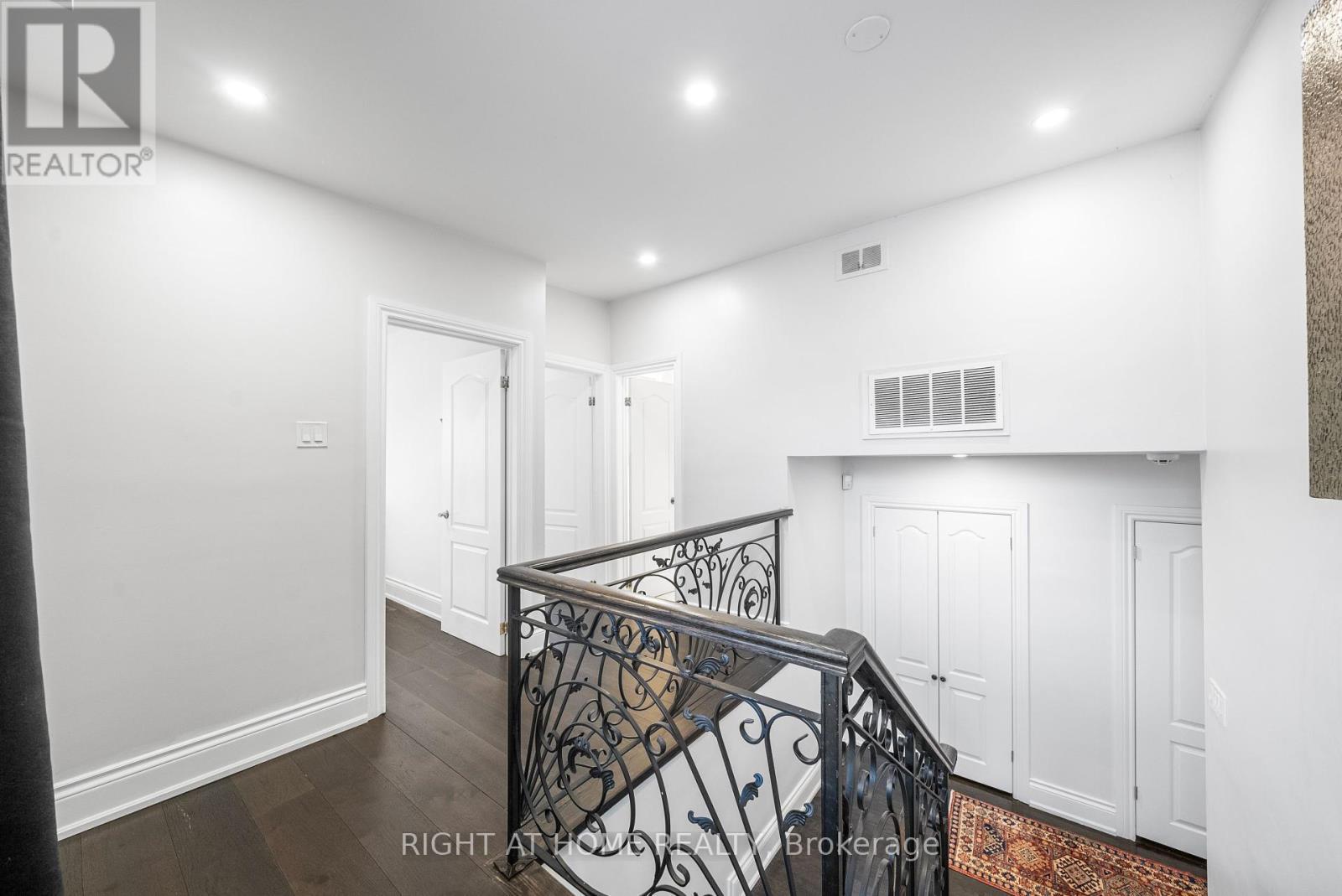 












40 HEATHVIEW AVENUE

,
Toronto (Bayview Village),




Ontario
M2K2C1

