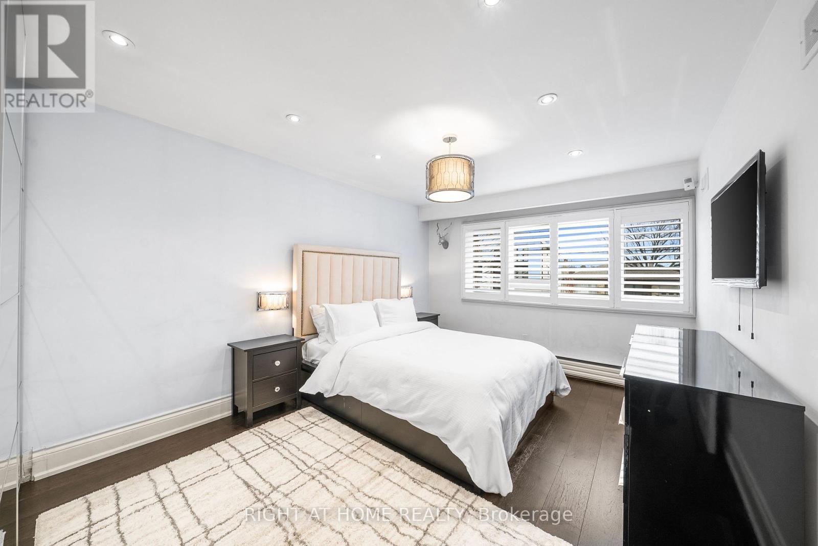 












40 HEATHVIEW AVENUE

,
Toronto (Bayview Village),




Ontario
M2K2C1

