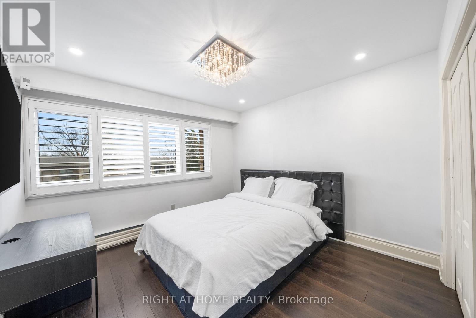 












40 HEATHVIEW AVENUE

,
Toronto (Bayview Village),




Ontario
M2K2C1

