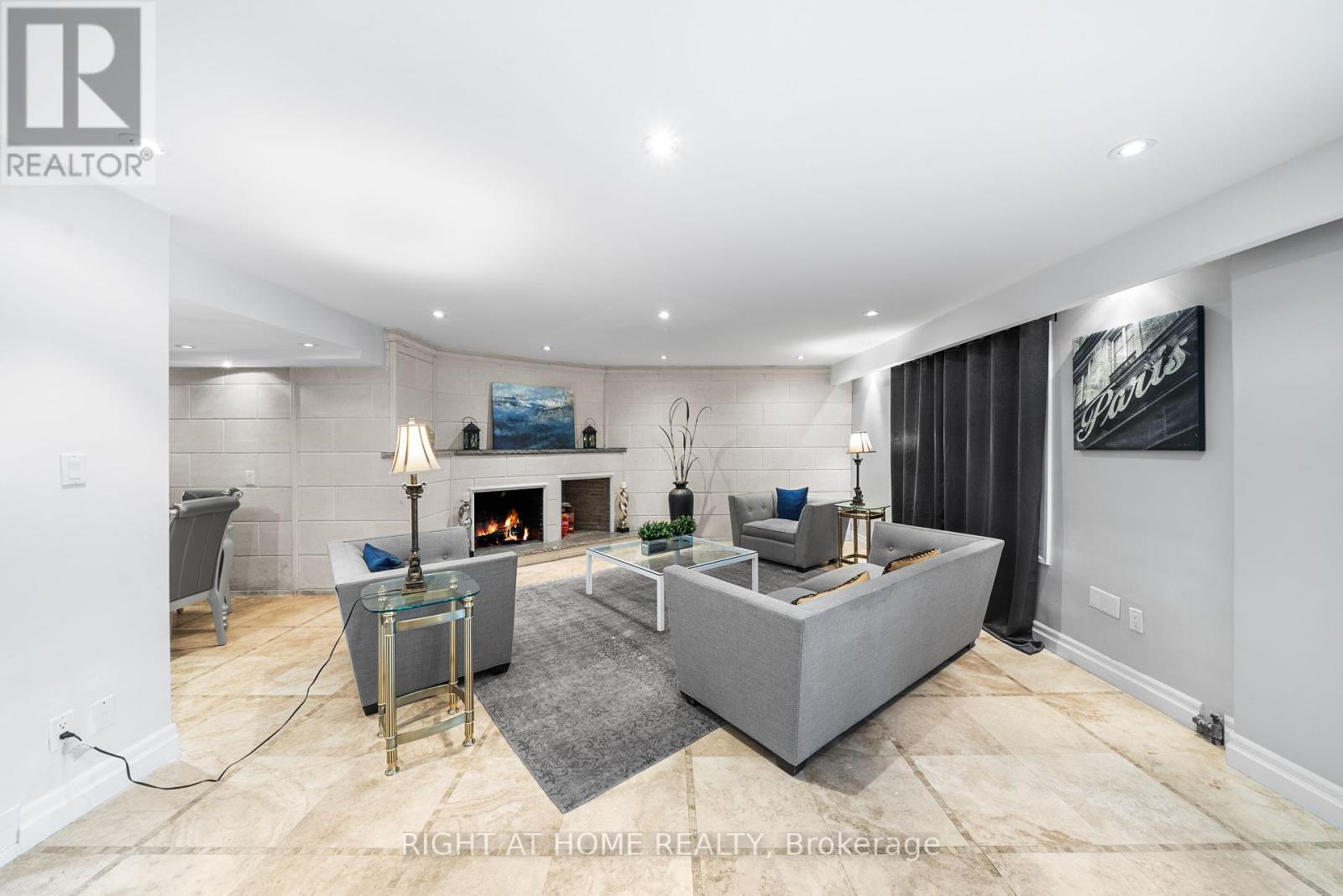 












40 HEATHVIEW AVENUE

,
Toronto (Bayview Village),




Ontario
M2K2C1

