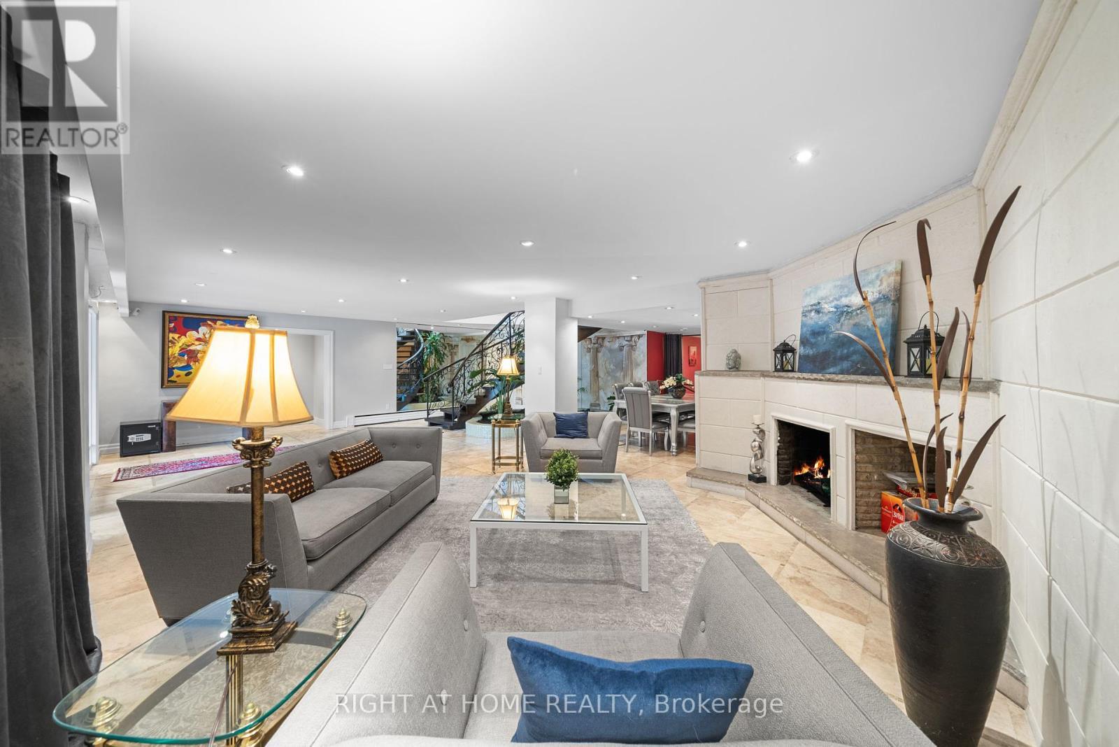 












40 HEATHVIEW AVENUE

,
Toronto (Bayview Village),




Ontario
M2K2C1

