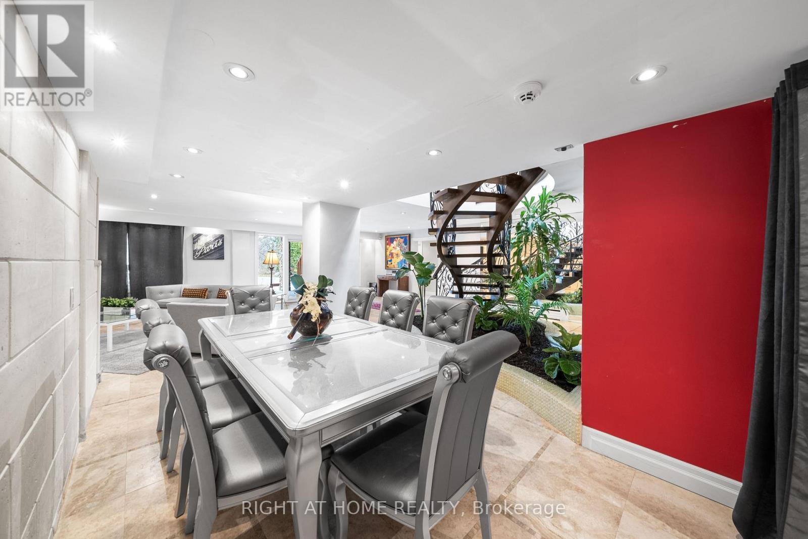 












40 HEATHVIEW AVENUE

,
Toronto (Bayview Village),




Ontario
M2K2C1

