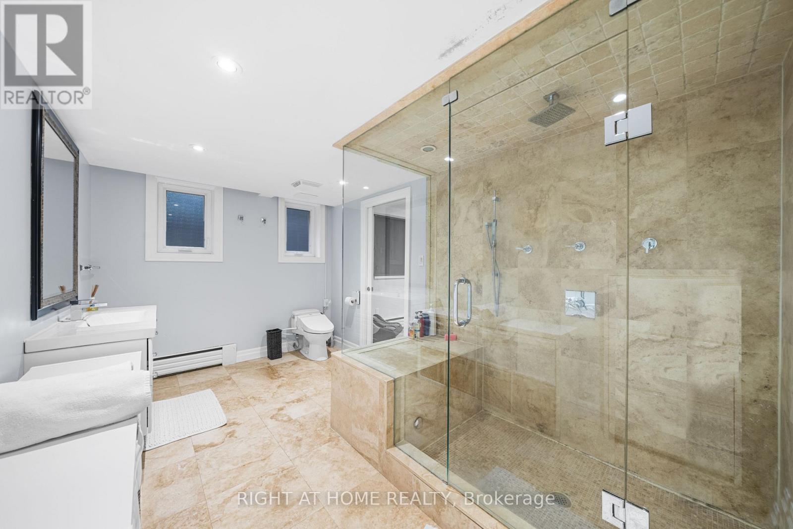 












40 HEATHVIEW AVENUE

,
Toronto (Bayview Village),




Ontario
M2K2C1


