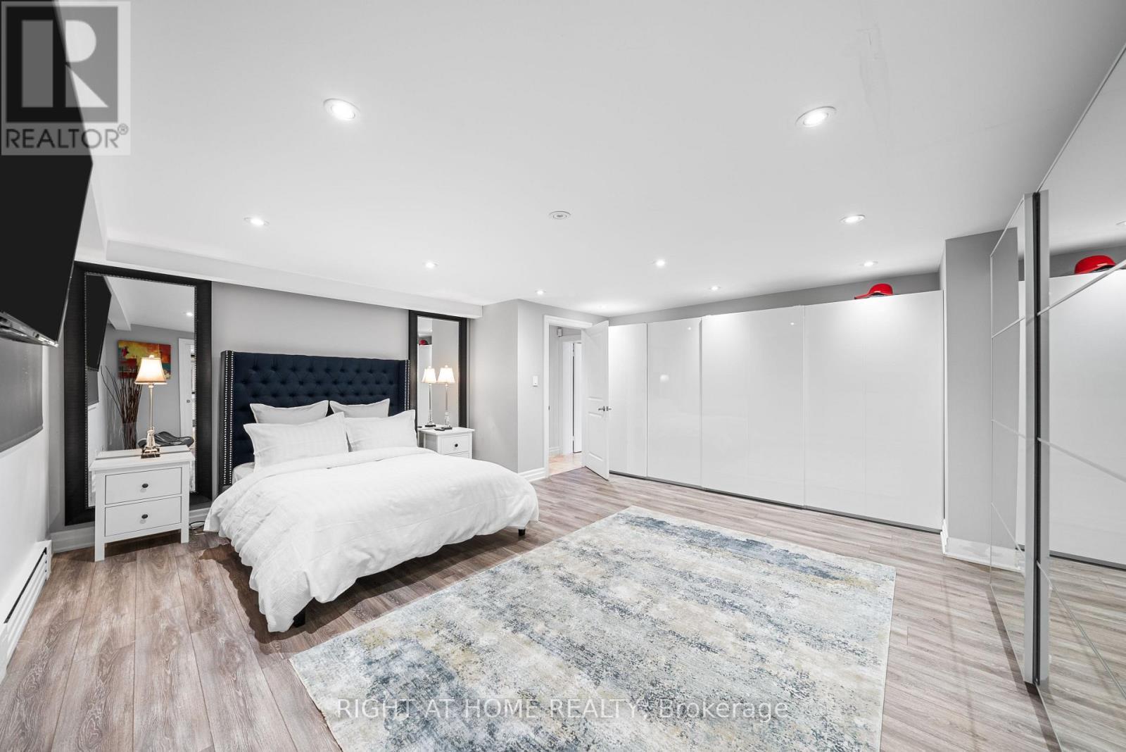 












40 HEATHVIEW AVENUE

,
Toronto (Bayview Village),




Ontario
M2K2C1

