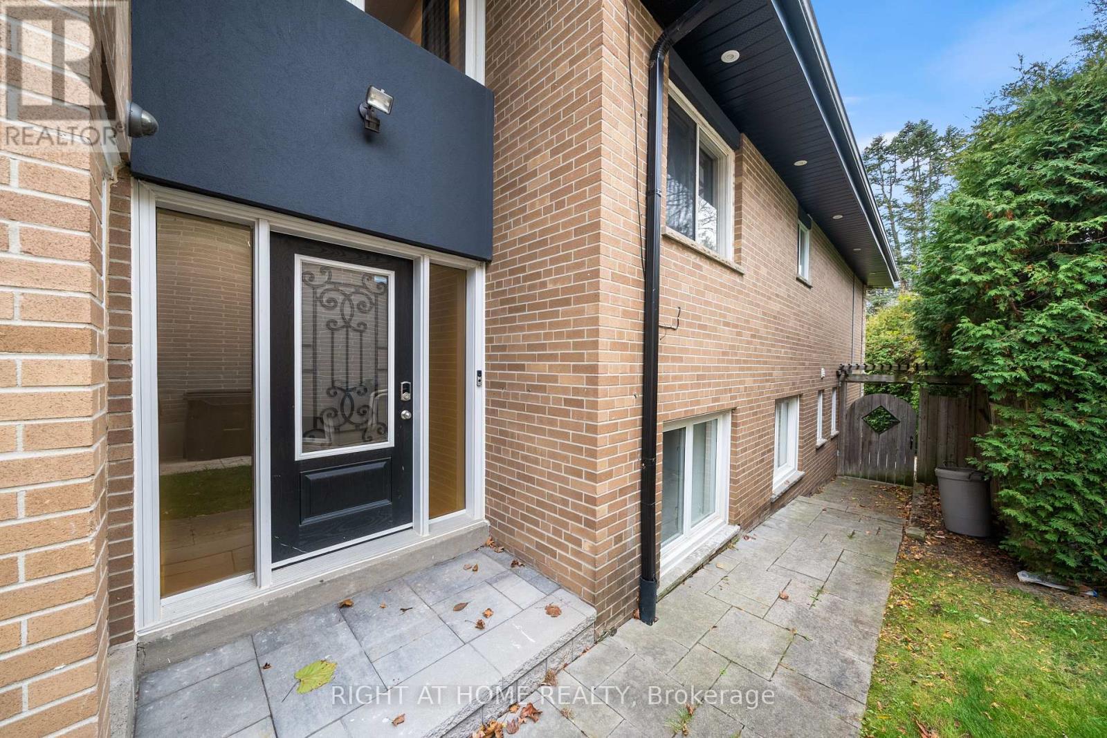 












40 HEATHVIEW AVENUE

,
Toronto (Bayview Village),




Ontario
M2K2C1

