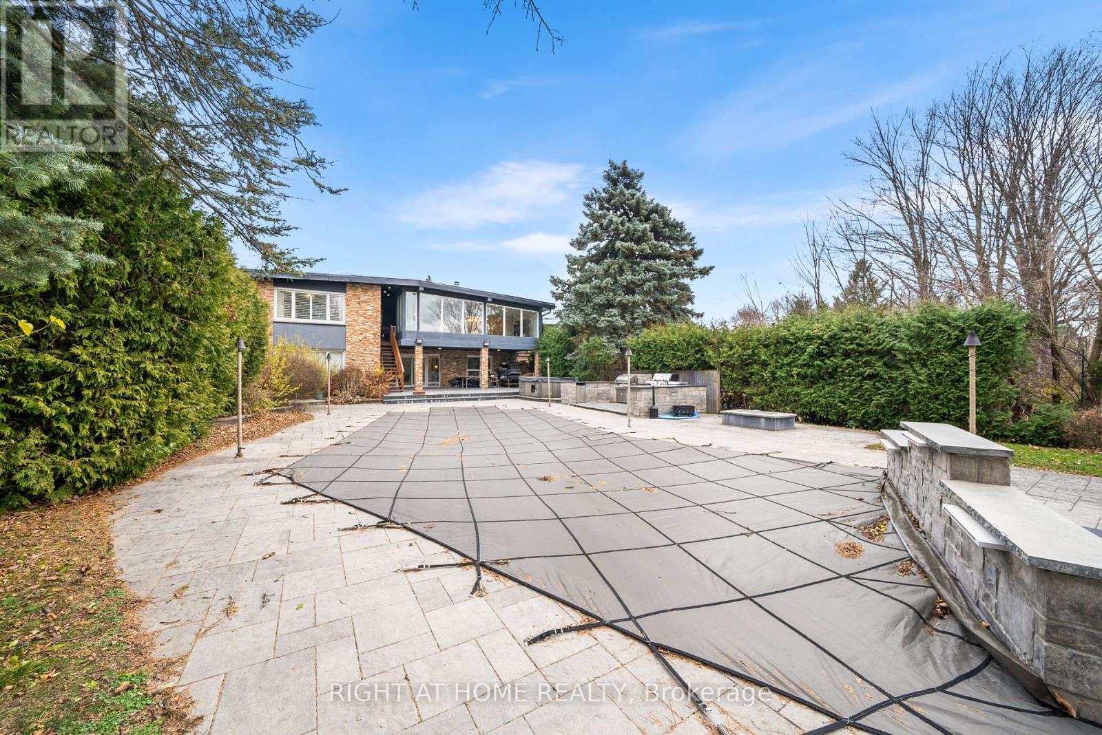 












40 HEATHVIEW AVENUE

,
Toronto (Bayview Village),




Ontario
M2K2C1


