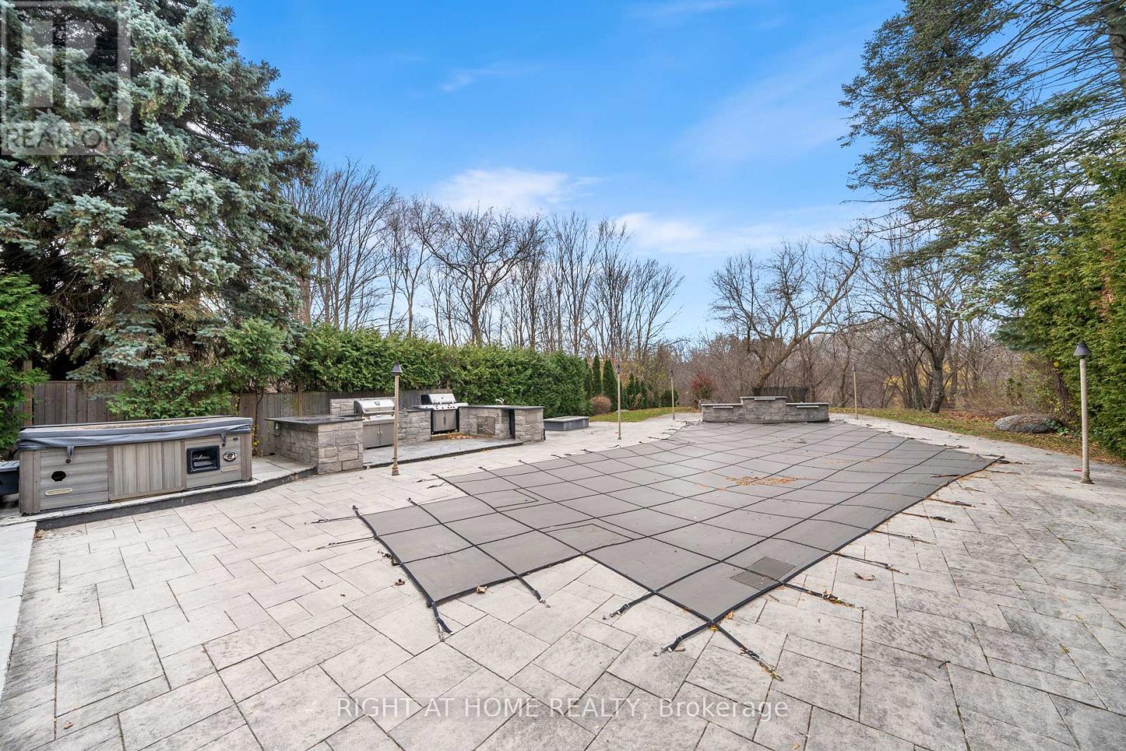 












40 HEATHVIEW AVENUE

,
Toronto (Bayview Village),




Ontario
M2K2C1


