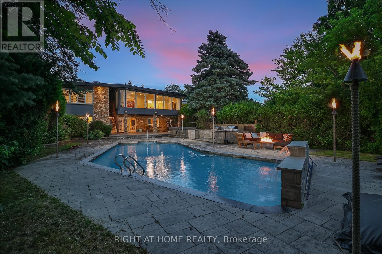 












40 HEATHVIEW AVENUE

,
Toronto (Bayview Village),




Ontario
M2K2C1


