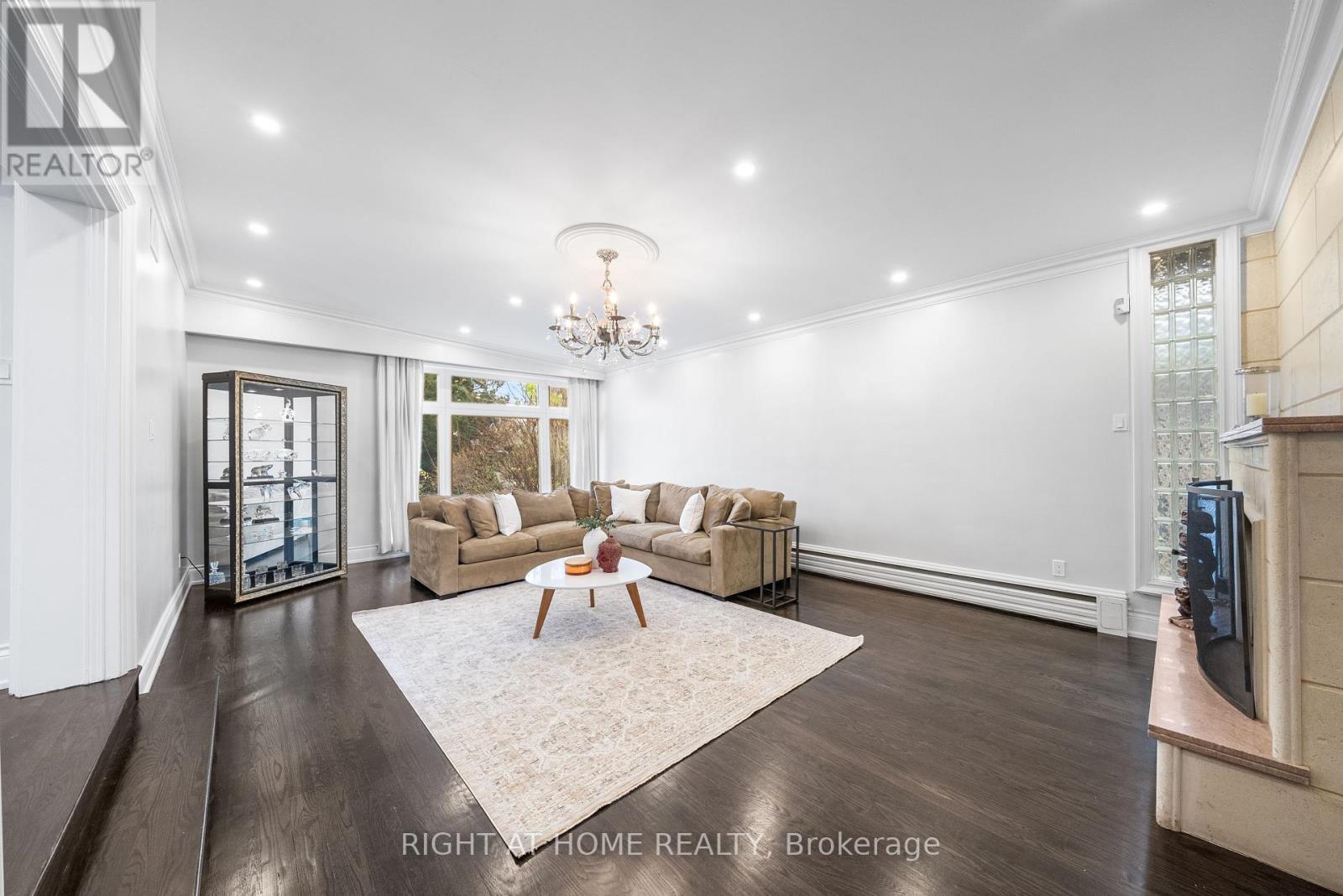 












40 HEATHVIEW AVENUE

,
Toronto (Bayview Village),




Ontario
M2K2C1

