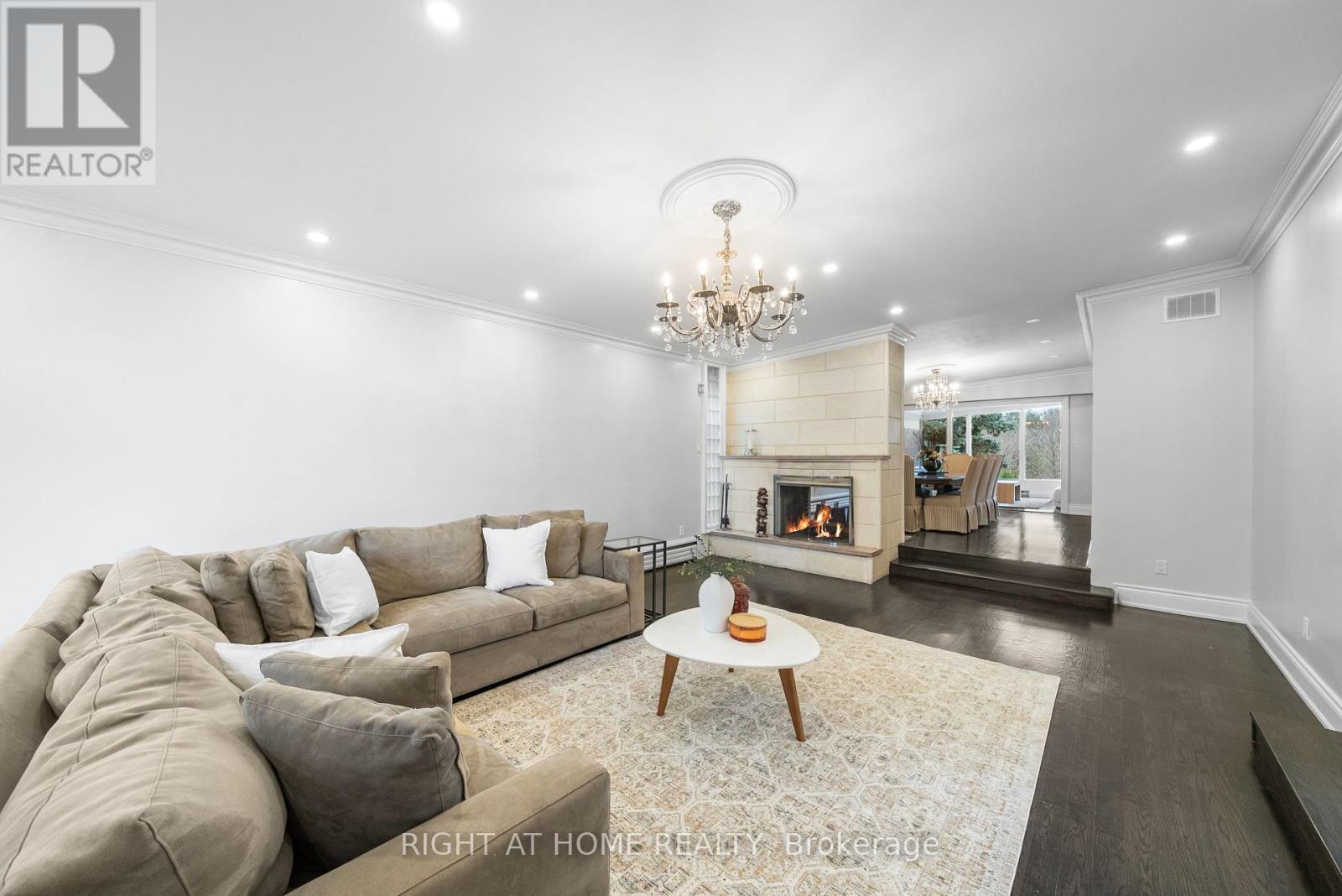 












40 HEATHVIEW AVENUE

,
Toronto (Bayview Village),




Ontario
M2K2C1

