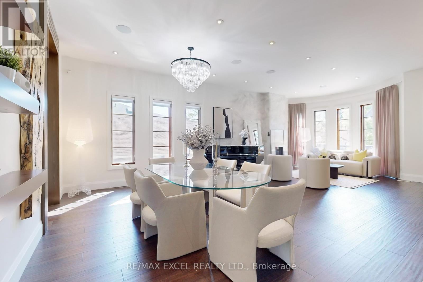 












216 OLIVE AVENUE

,
Toronto (Willowdale East),




Ontario
M2N4P6


