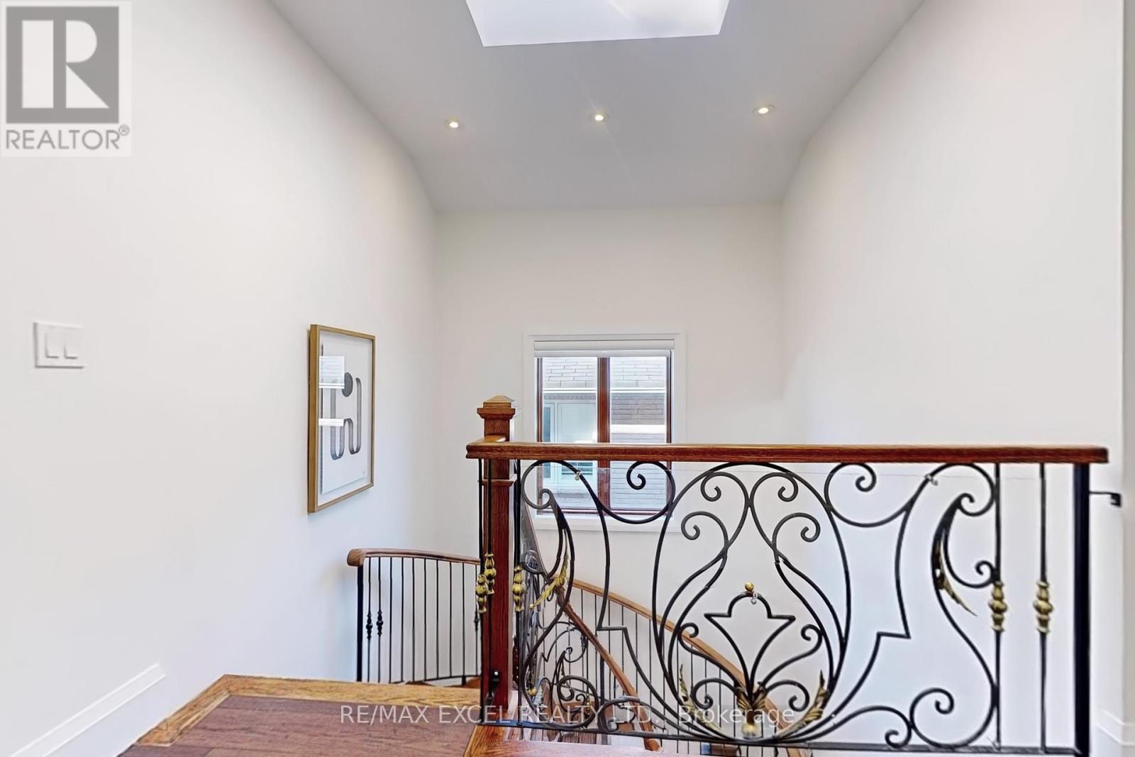 












216 OLIVE AVENUE

,
Toronto (Willowdale East),




Ontario
M2N4P6

