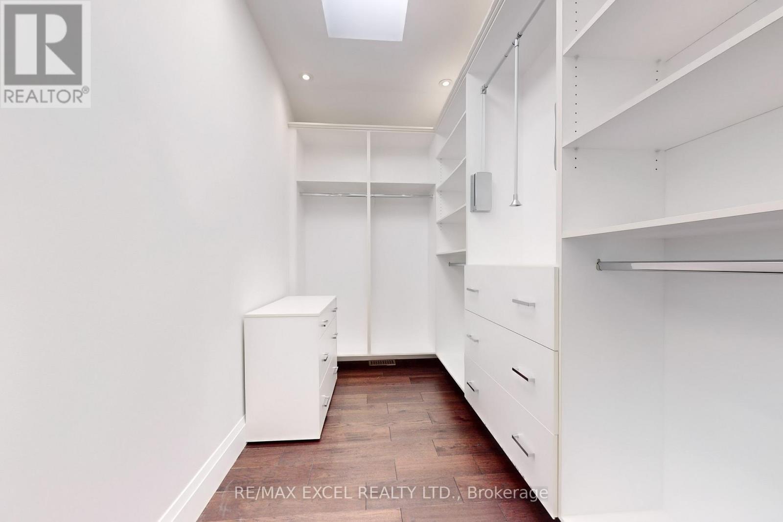 












216 OLIVE AVENUE

,
Toronto (Willowdale East),




Ontario
M2N4P6

