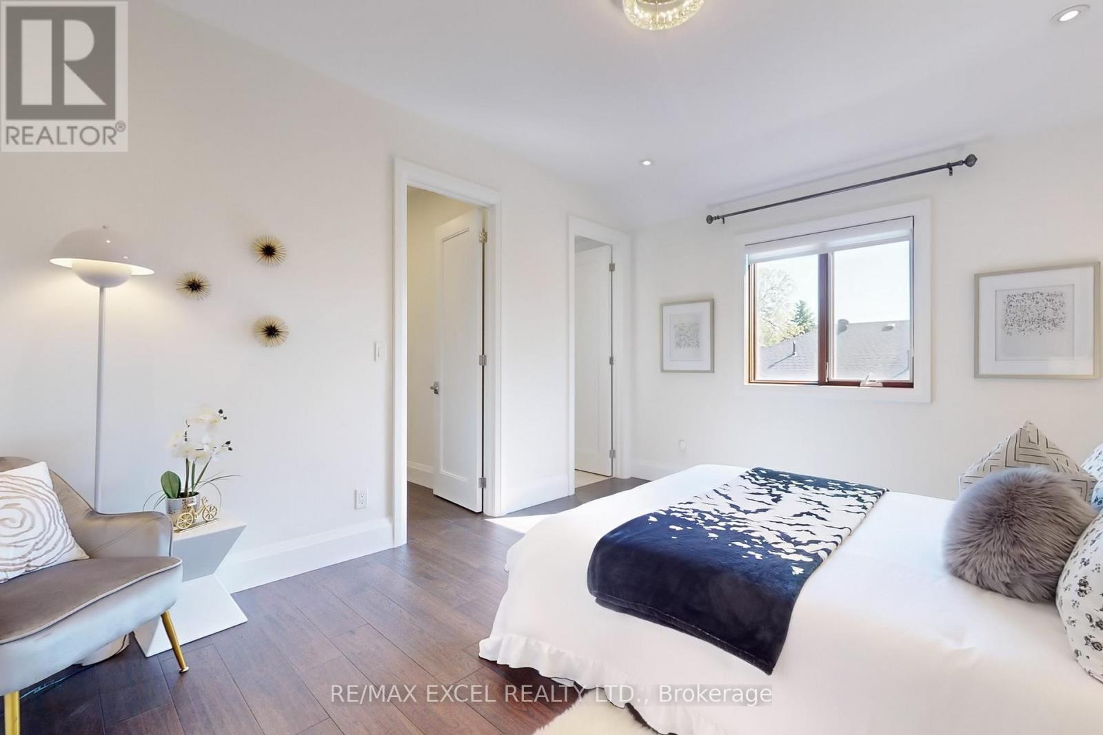 












216 OLIVE AVENUE

,
Toronto (Willowdale East),




Ontario
M2N4P6


