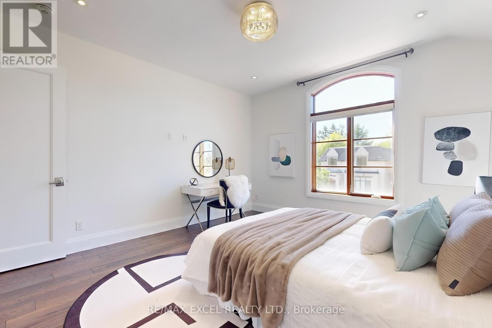 












216 OLIVE AVENUE

,
Toronto (Willowdale East),




Ontario
M2N4P6

