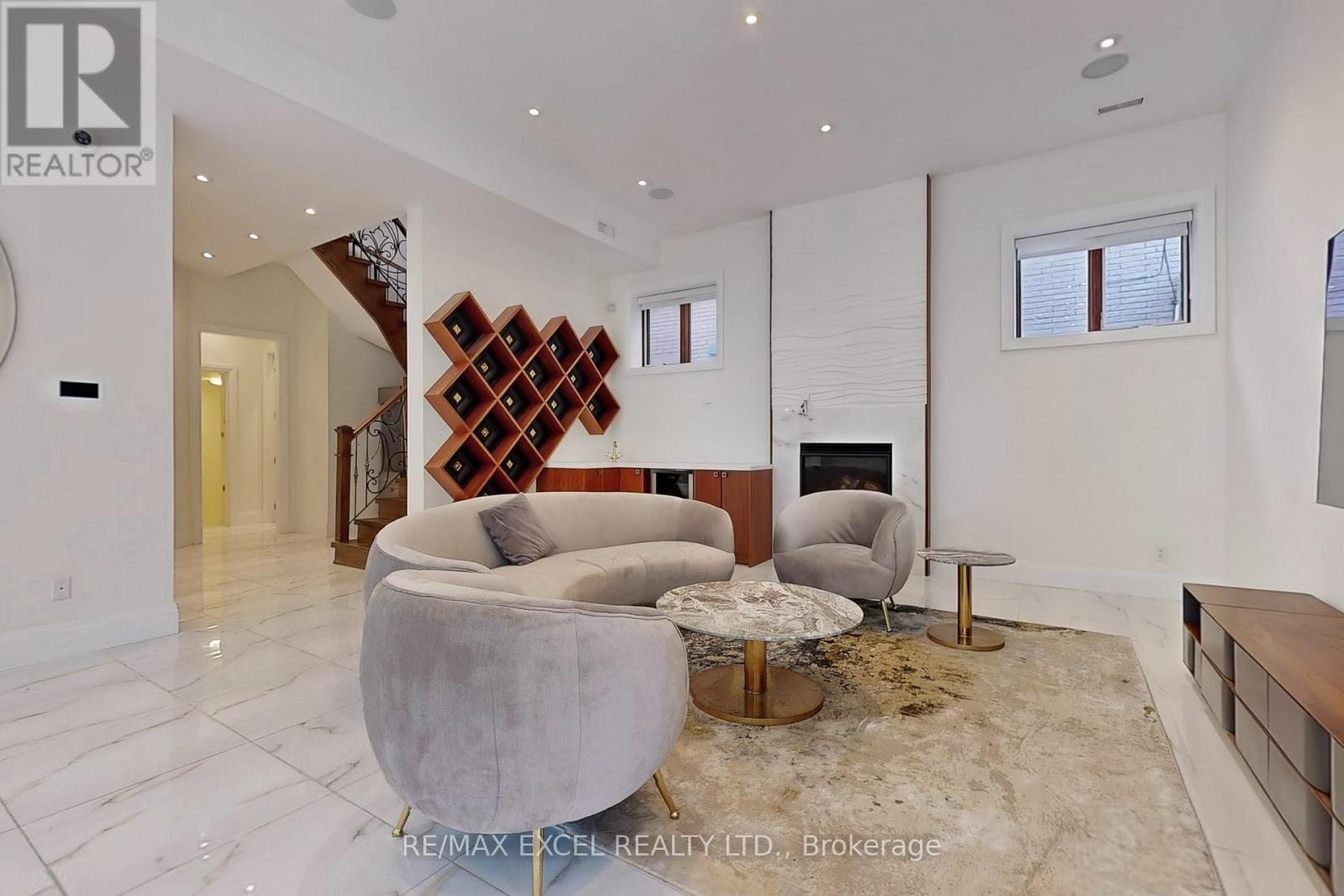 












216 OLIVE AVENUE

,
Toronto (Willowdale East),




Ontario
M2N4P6

