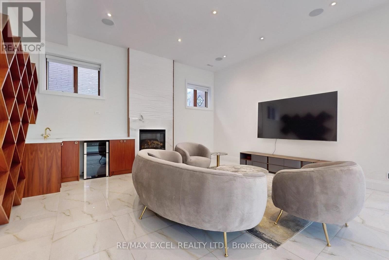 












216 OLIVE AVENUE

,
Toronto (Willowdale East),




Ontario
M2N4P6

