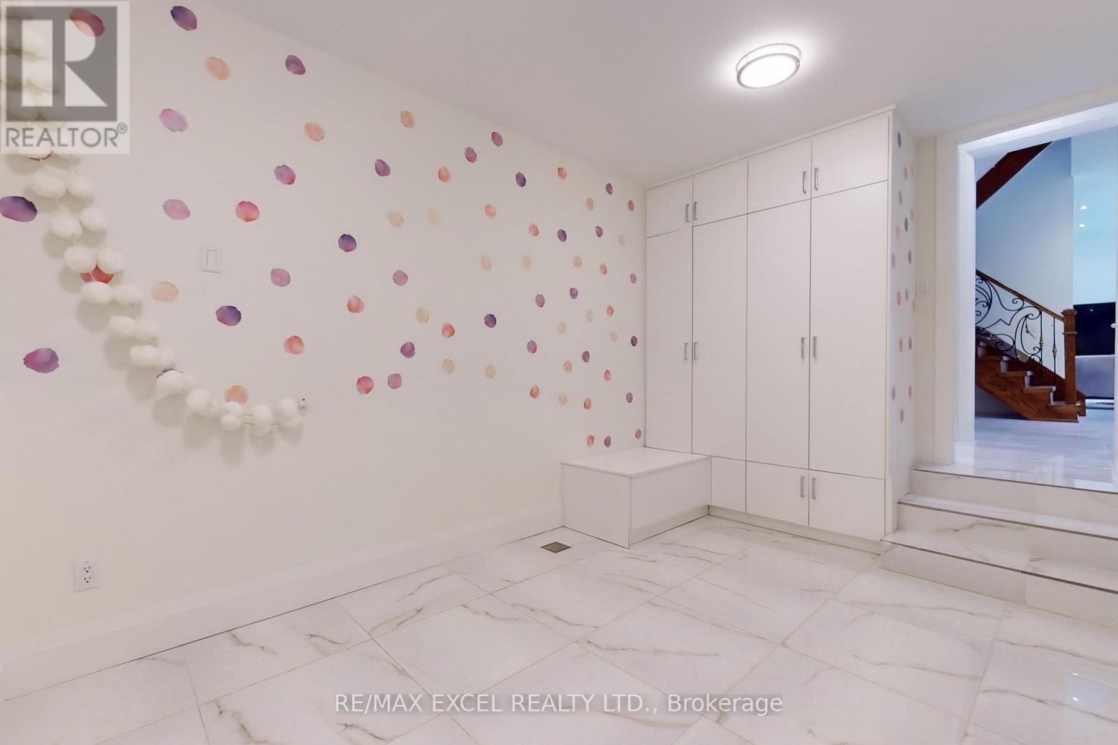 












216 OLIVE AVENUE

,
Toronto (Willowdale East),




Ontario
M2N4P6

