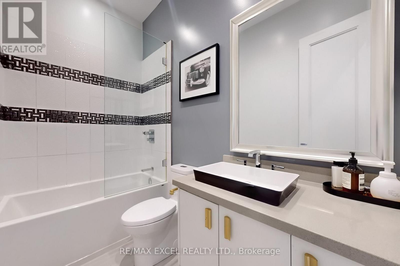 












216 OLIVE AVENUE

,
Toronto (Willowdale East),




Ontario
M2N4P6


