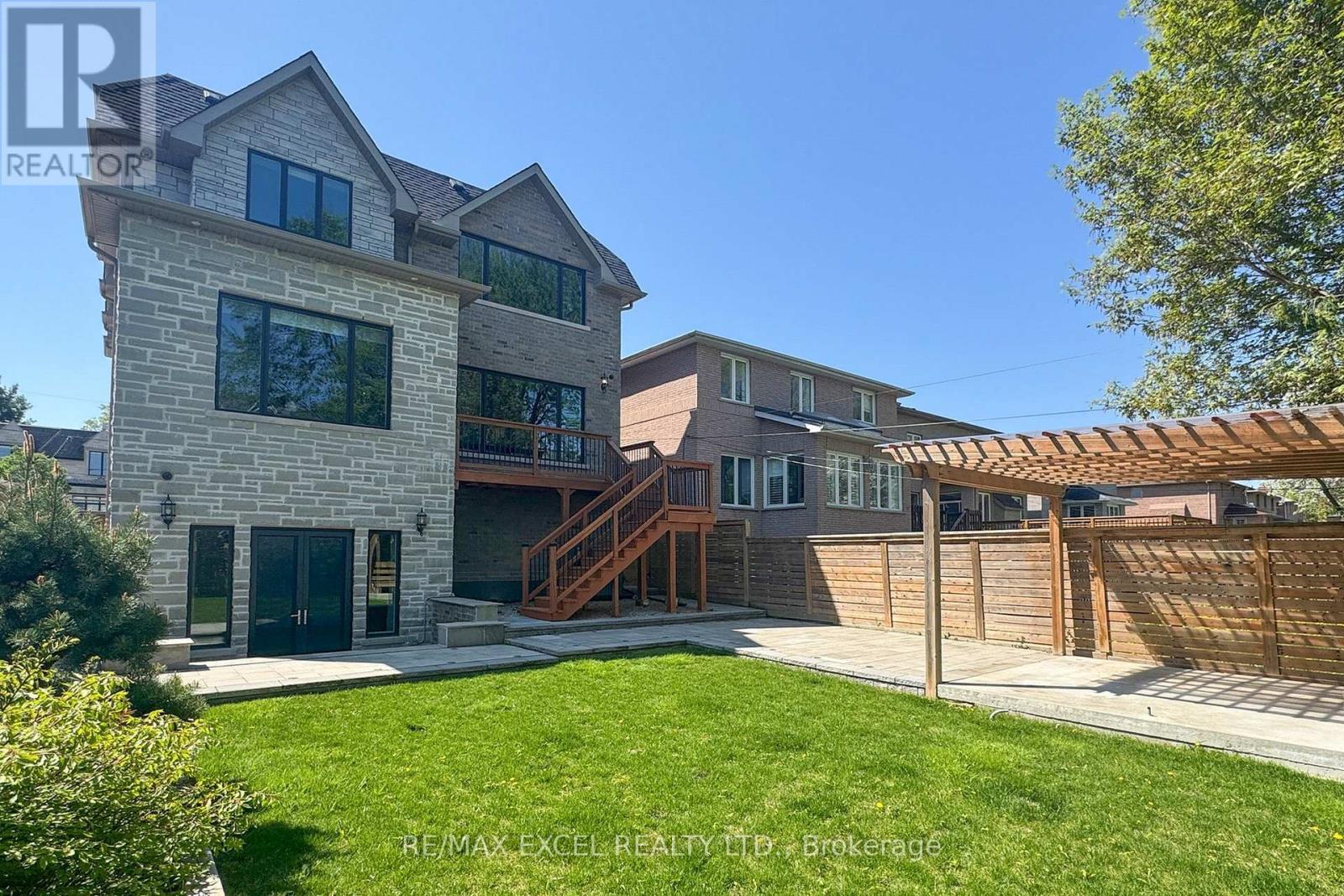 












216 OLIVE AVENUE

,
Toronto (Willowdale East),




Ontario
M2N4P6

