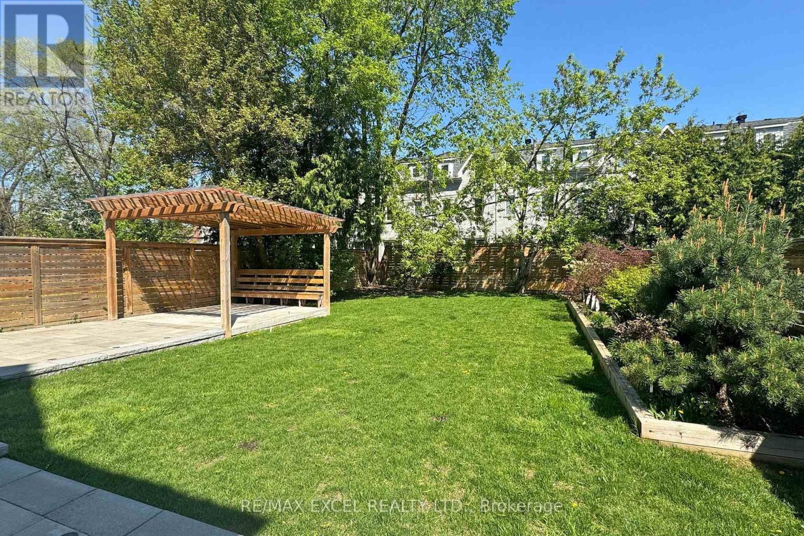 












216 OLIVE AVENUE

,
Toronto (Willowdale East),




Ontario
M2N4P6

