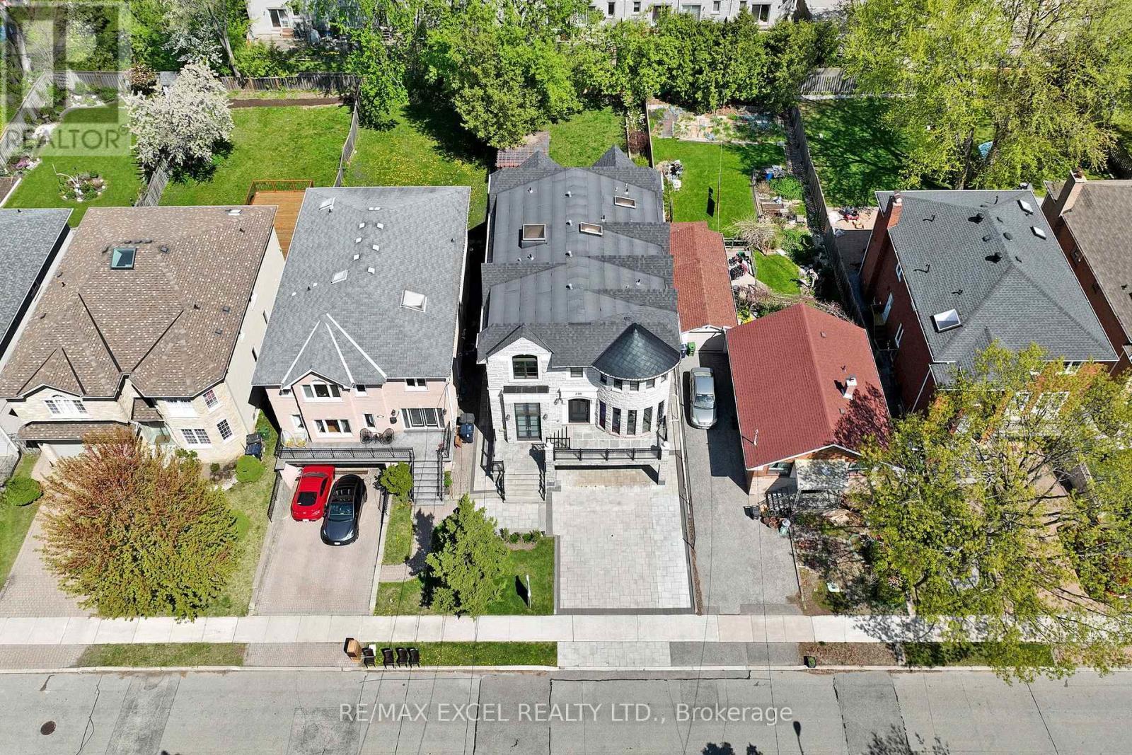 












216 OLIVE AVENUE

,
Toronto (Willowdale East),




Ontario
M2N4P6

