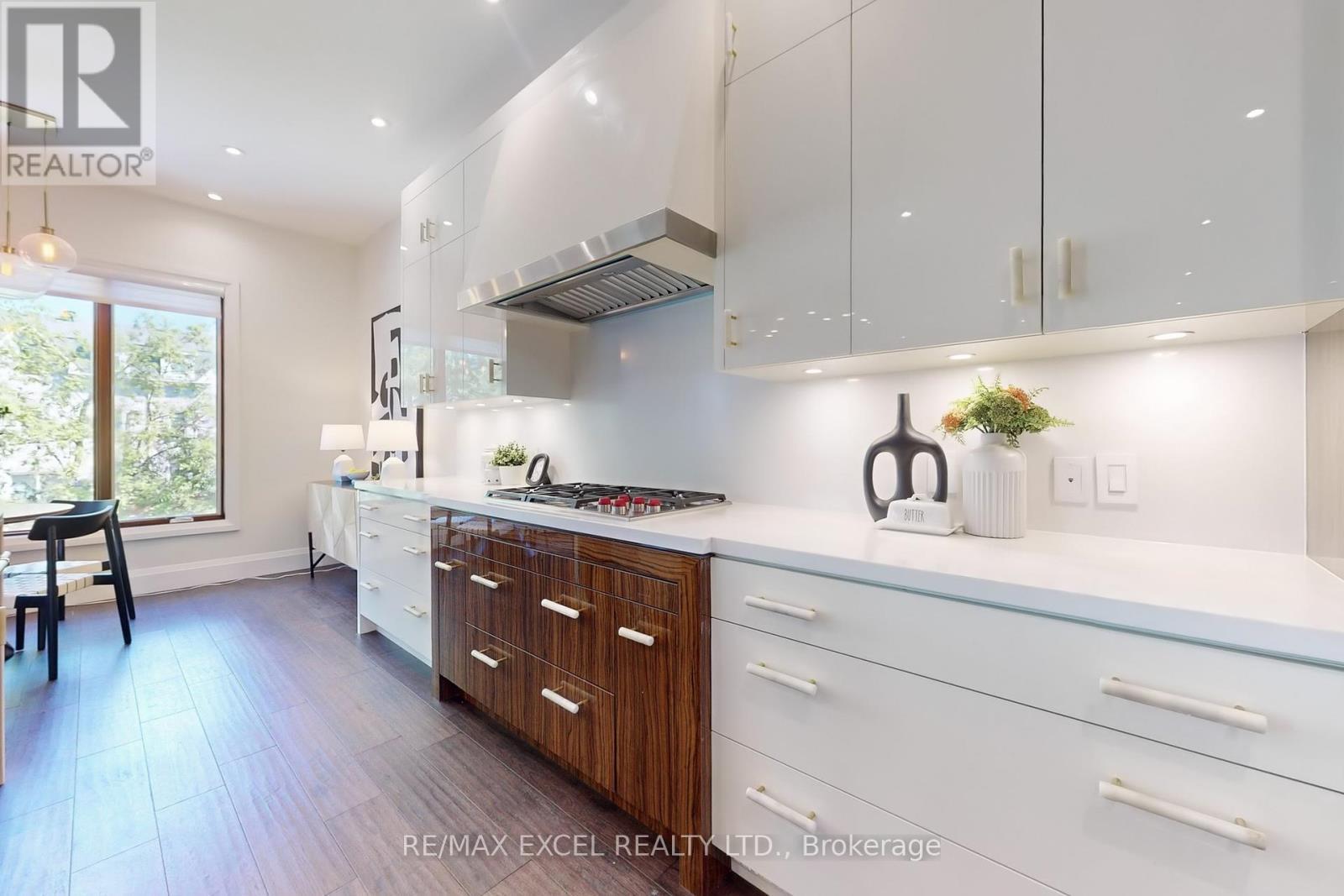












216 OLIVE AVENUE

,
Toronto (Willowdale East),




Ontario
M2N4P6

