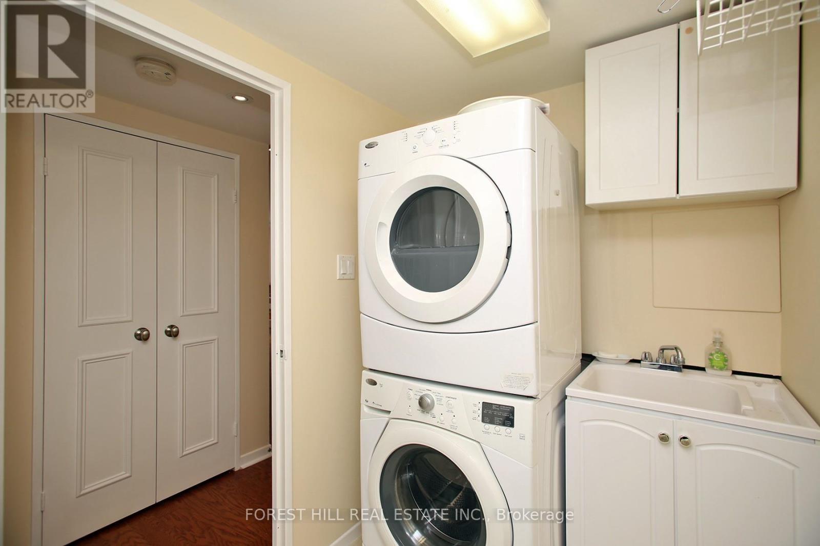 












1601 - 240 HEATH STREET W

,
Toronto (Forest Hill South),




Ontario
M5P3L5

