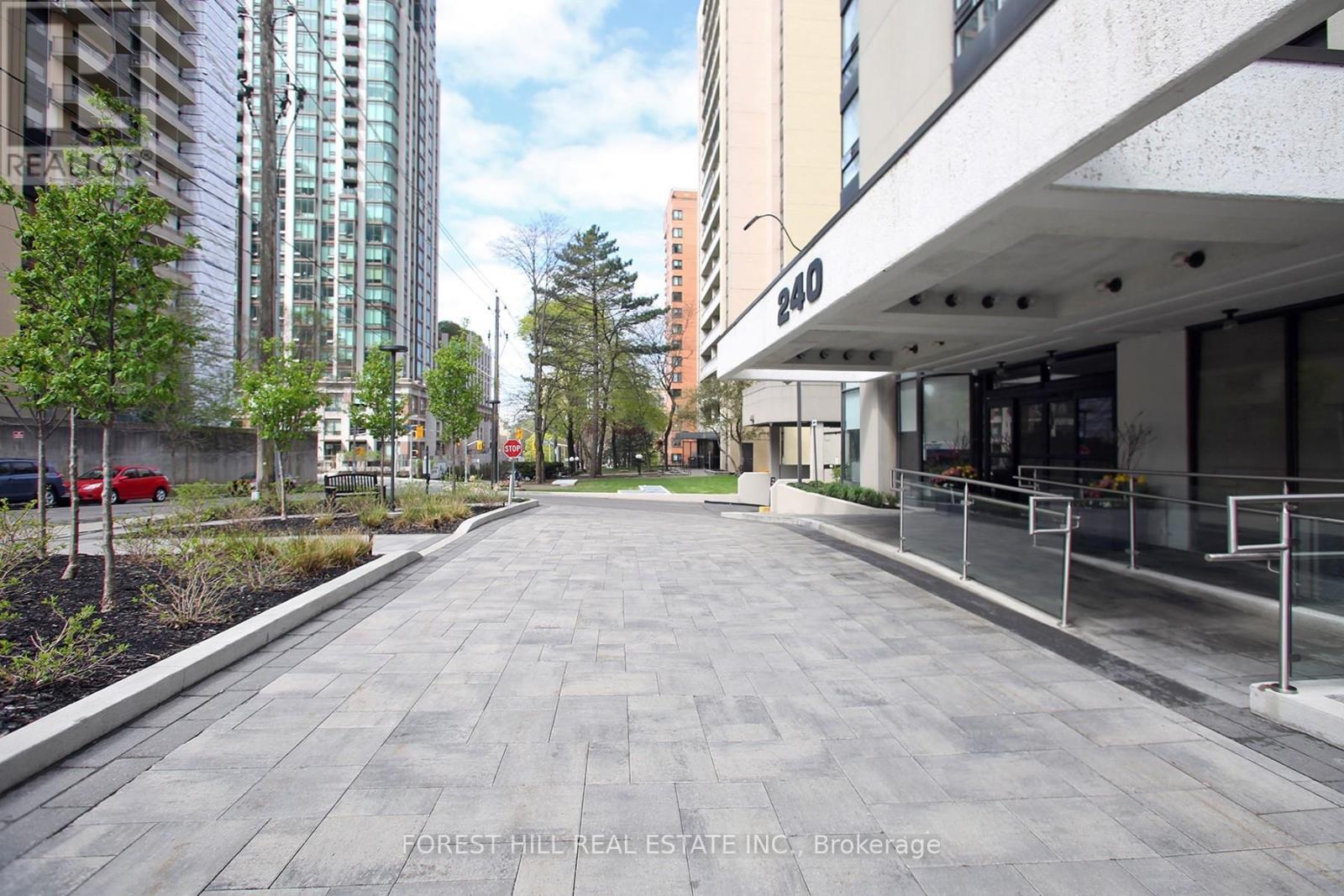 












1601 - 240 HEATH STREET W

,
Toronto (Forest Hill South),




Ontario
M5P3L5

