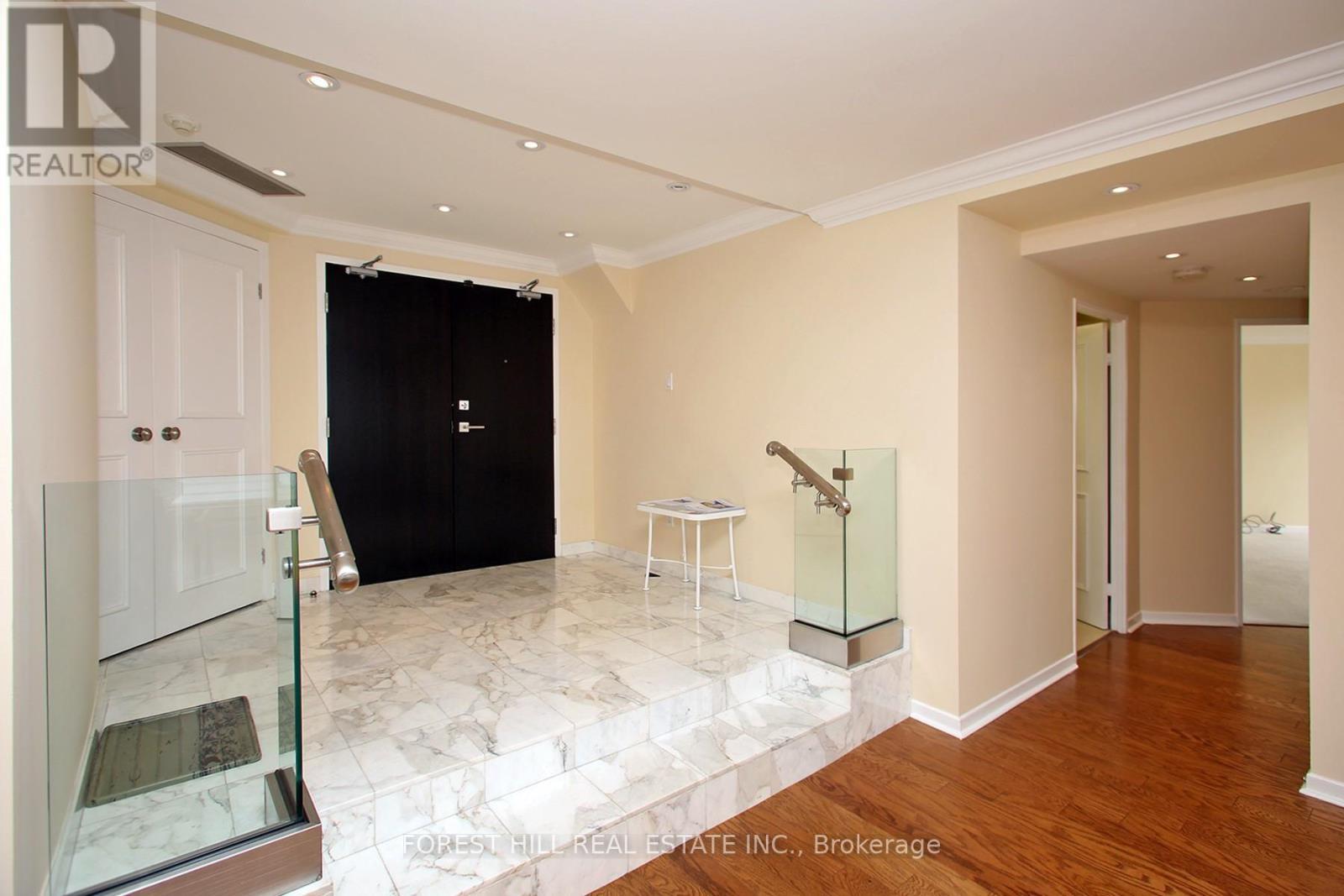 












1601 - 240 HEATH STREET W

,
Toronto (Forest Hill South),




Ontario
M5P3L5

