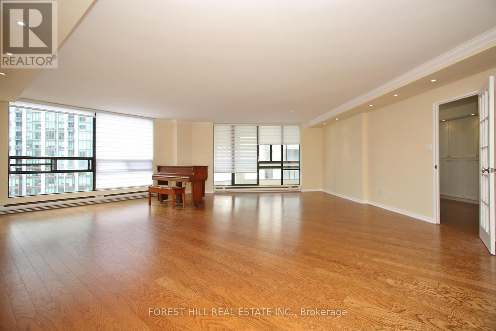 












1601 - 240 HEATH STREET W

,
Toronto (Forest Hill South),




Ontario
M5P3L5

