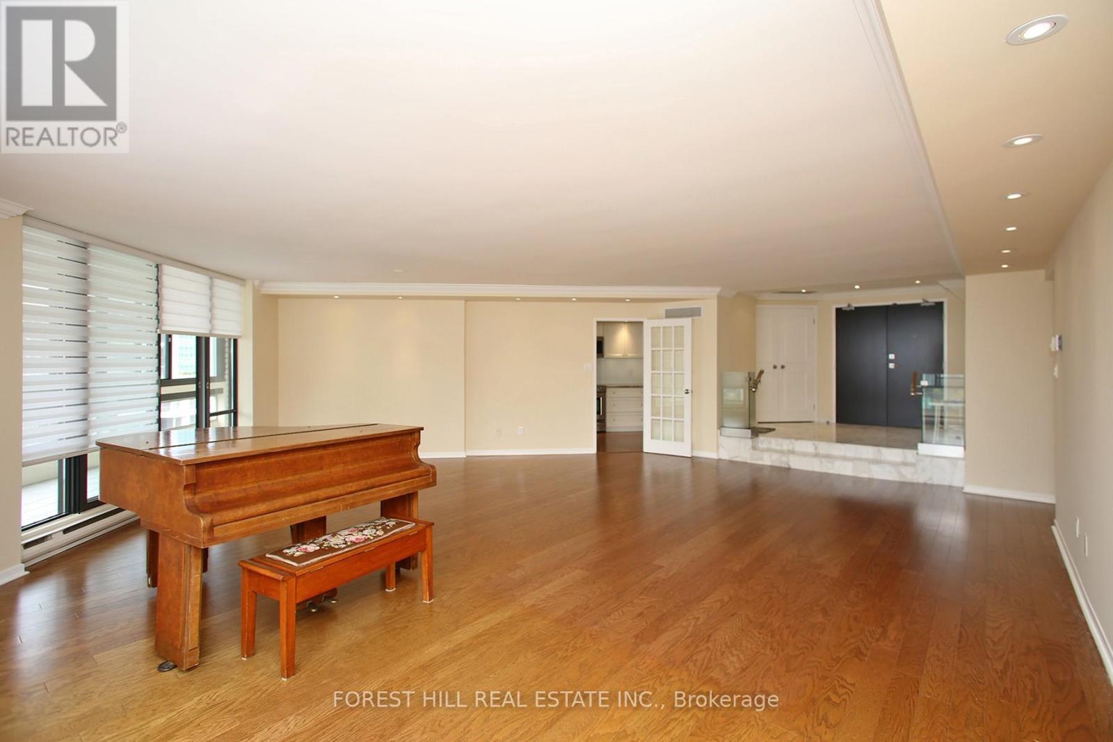 












1601 - 240 HEATH STREET W

,
Toronto (Forest Hill South),




Ontario
M5P3L5

