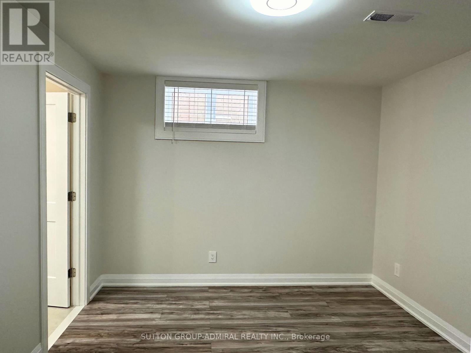 












LOWER - 266 LAWRENCE AVENUE E

,
Toronto (Bridle Path-Sunnybrook-York Mills),




Ontario
M4N1T4

