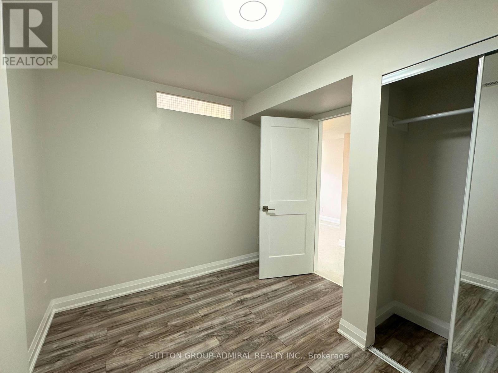 












LOWER - 266 LAWRENCE AVENUE E

,
Toronto (Bridle Path-Sunnybrook-York Mills),




Ontario
M4N1T4

