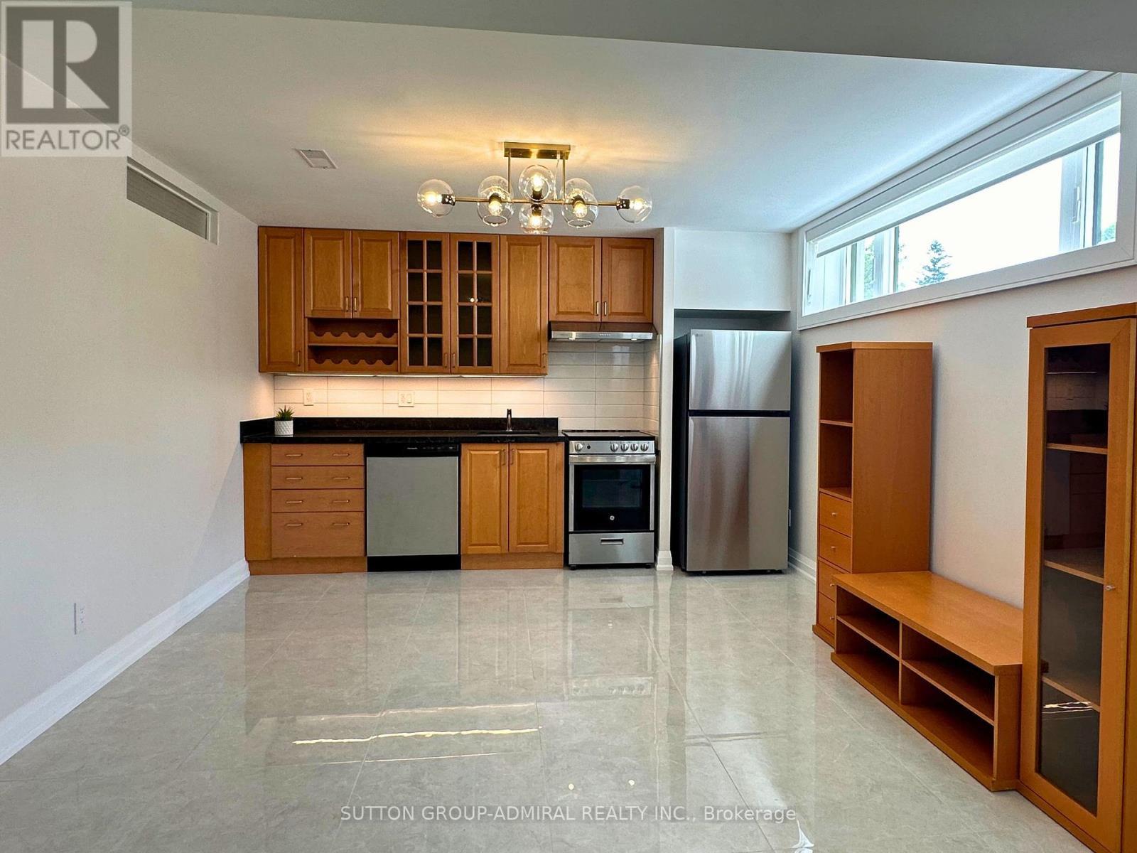 












LOWER - 266 LAWRENCE AVENUE E

,
Toronto (Bridle Path-Sunnybrook-York Mills),




Ontario
M4N1T4


