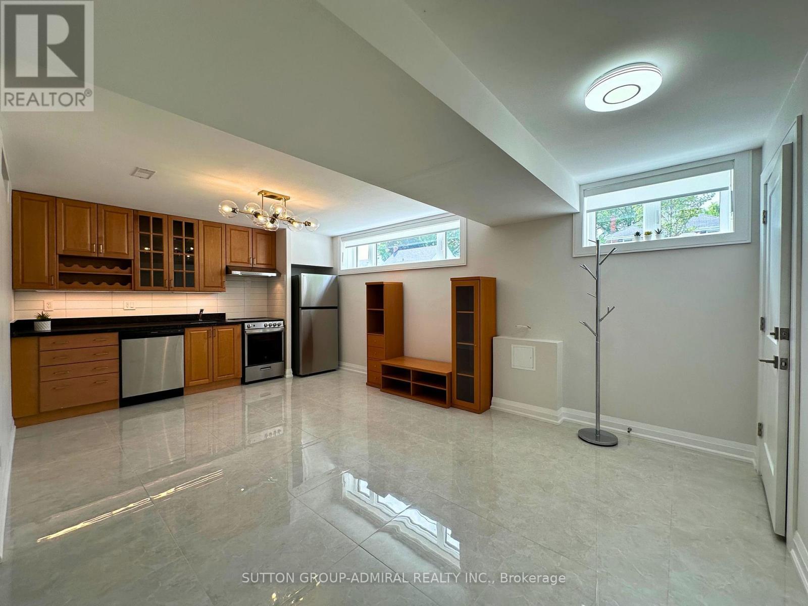












LOWER - 266 LAWRENCE AVENUE E

,
Toronto (Bridle Path-Sunnybrook-York Mills),




Ontario
M4N1T4

