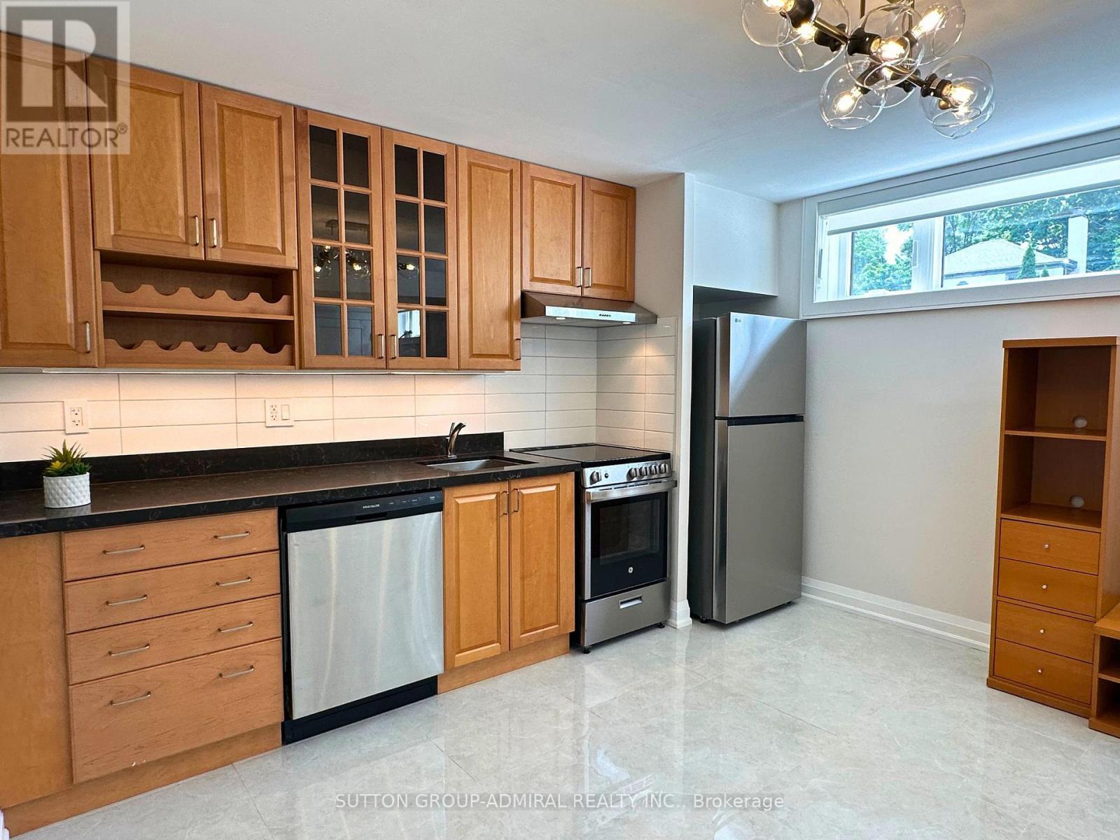 












LOWER - 266 LAWRENCE AVENUE E

,
Toronto (Bridle Path-Sunnybrook-York Mills),




Ontario
M4N1T4

