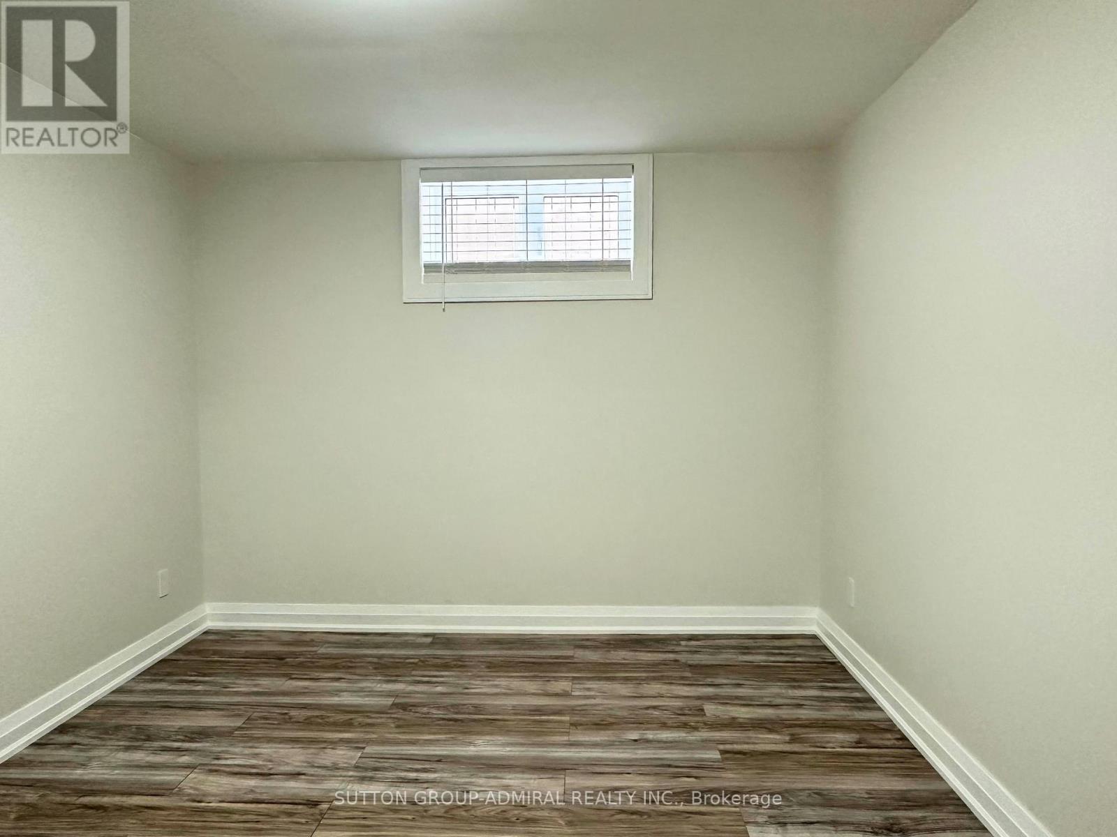 












LOWER - 266 LAWRENCE AVENUE E

,
Toronto (Bridle Path-Sunnybrook-York Mills),




Ontario
M4N1T4

