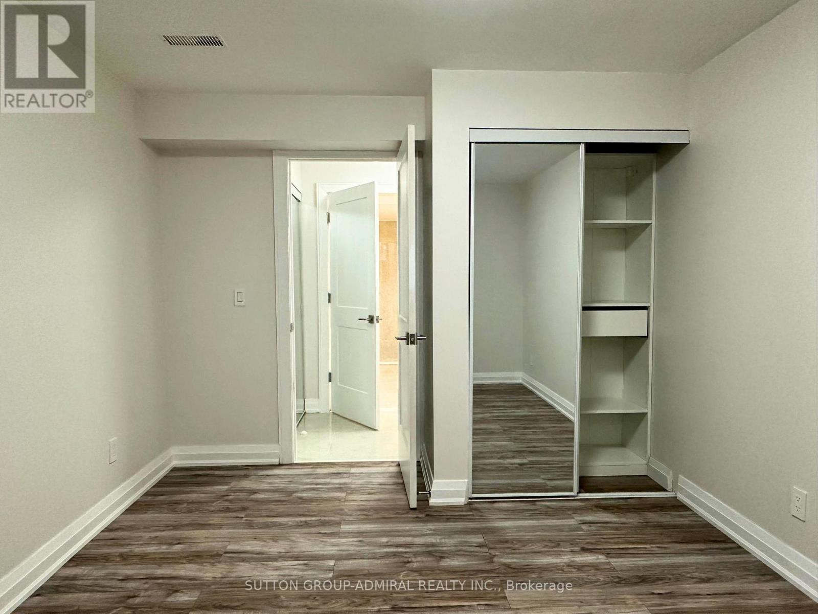 












LOWER - 266 LAWRENCE AVENUE E

,
Toronto (Bridle Path-Sunnybrook-York Mills),




Ontario
M4N1T4

