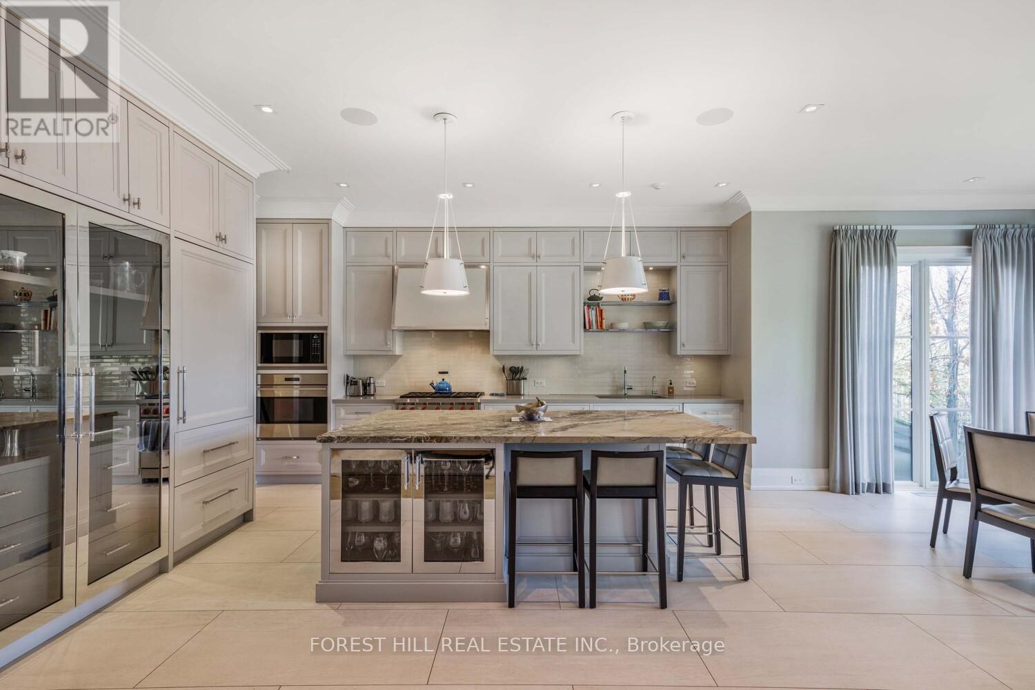 












221 DUNVEGAN ROAD

,
Toronto (Forest Hill South),




Ontario
M5P2P3


