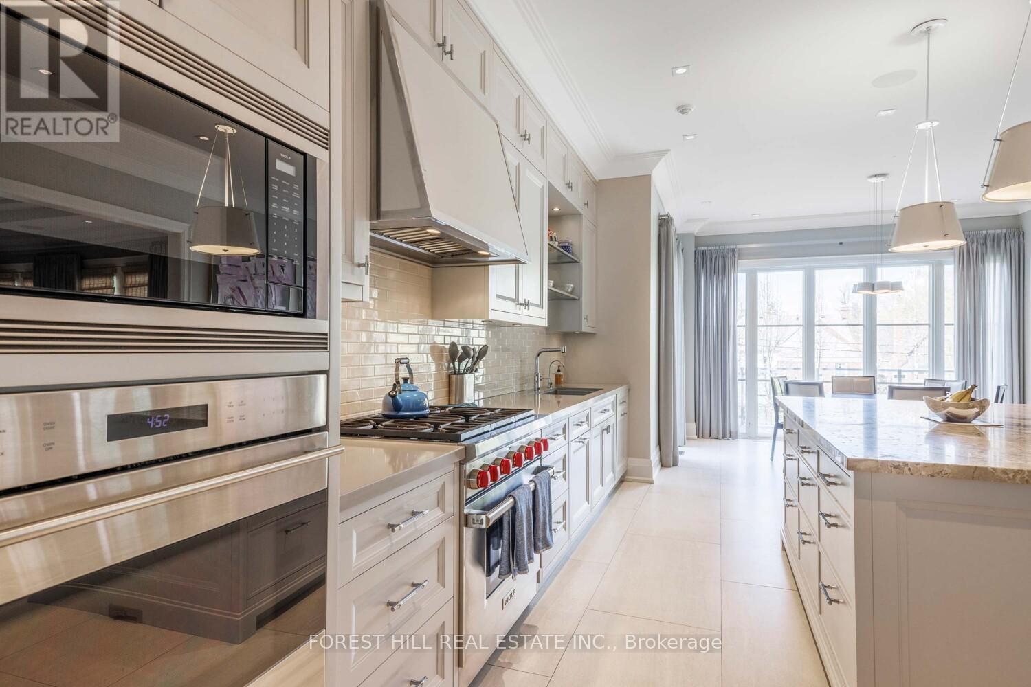 












221 DUNVEGAN ROAD

,
Toronto (Forest Hill South),




Ontario
M5P2P3

